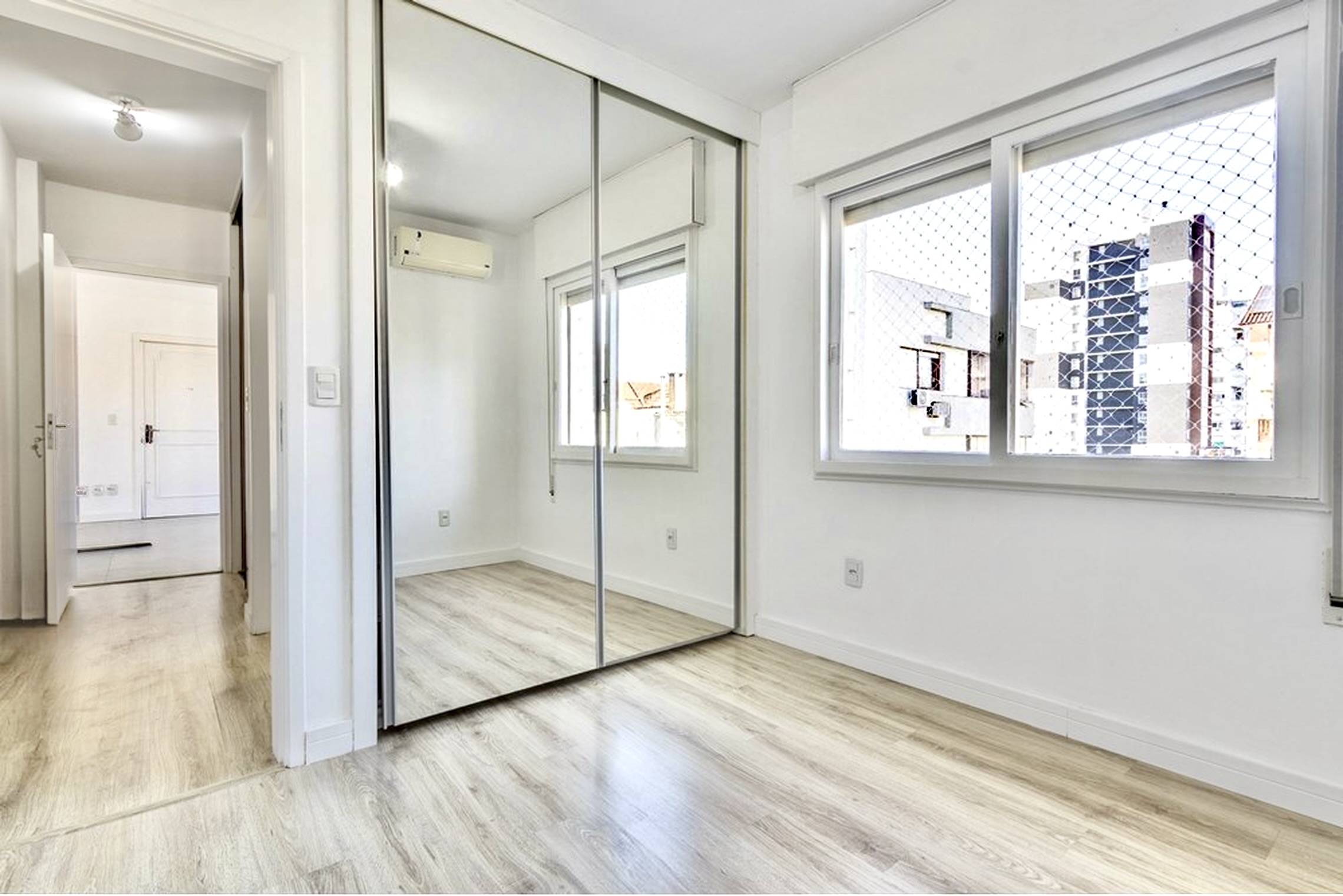 R$ 450.000 - &Oacute;TIMO APARTAMENTO - 76M2 - 2 DORM - CHURRASQUEIRA - 1 VAGA - ELEVADOR Rua Chile Porto Alegre - 