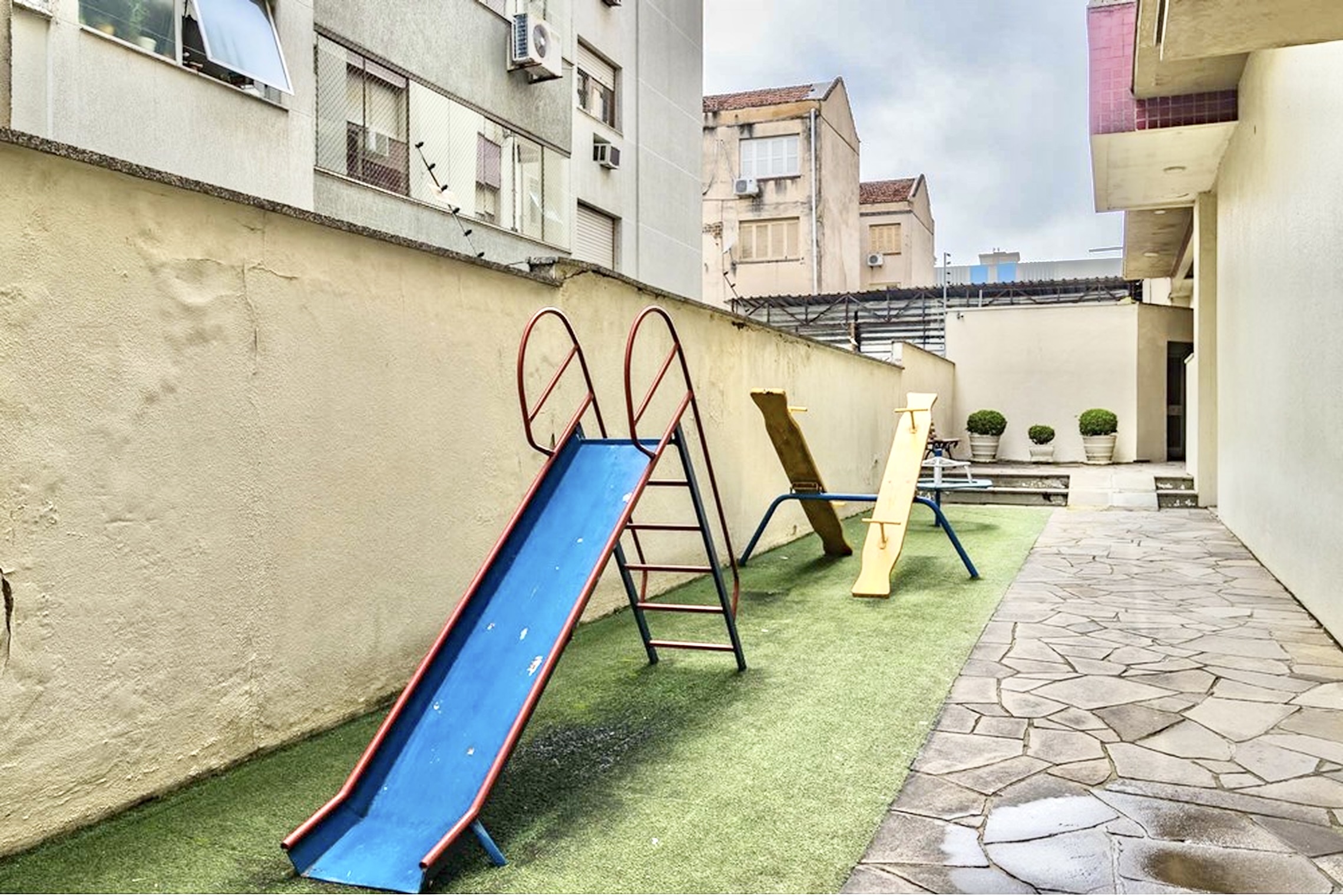 R$ 450.000 - &Oacute;TIMO APARTAMENTO - 76M2 - 2 DORM - CHURRASQUEIRA - 1 VAGA - ELEVADOR Rua Chile Porto Alegre - 