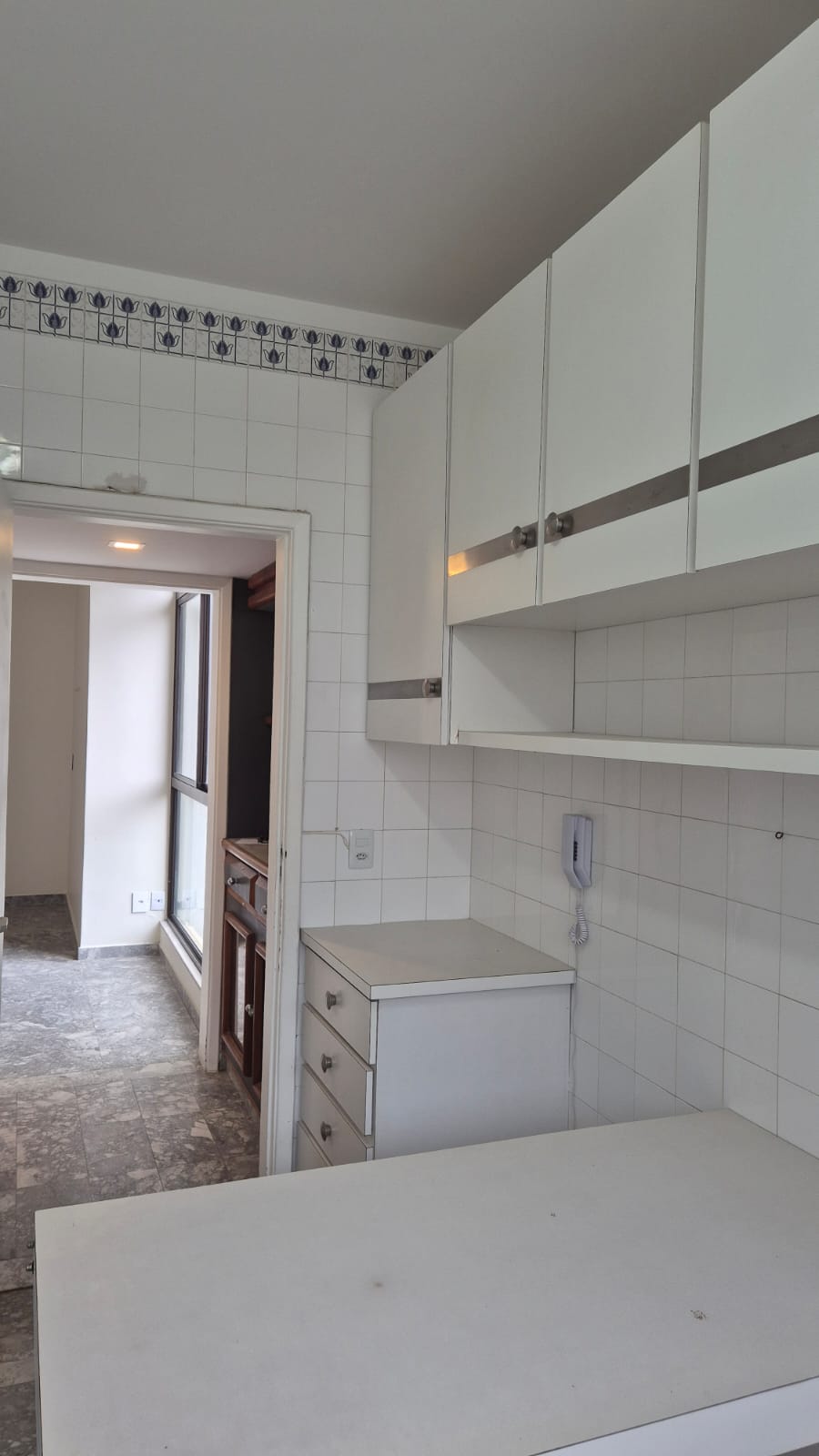 APARTAMENTO AMPLO 250m&sup2;  4 QUARTOS SU&Iacute;TE DEPEND&Ecirc;NCIA GARAGEM ELEVADORES &Agrave; VENDA NA BARRA! Rua Engenheiro Milton Oliveira Salvador - 