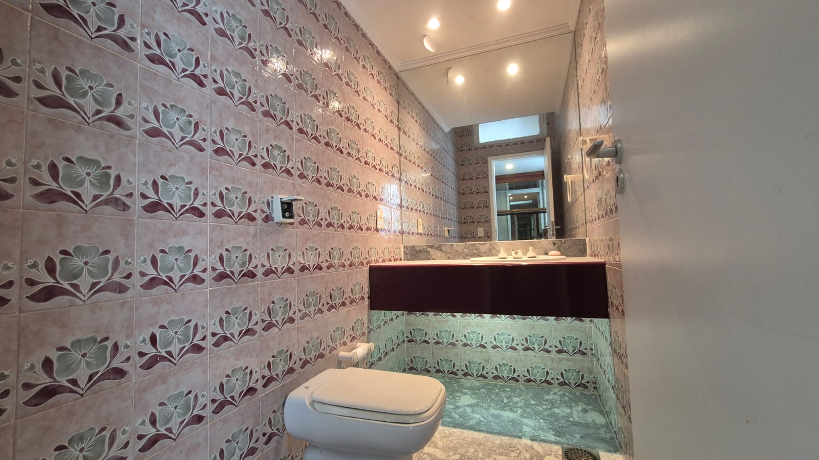 APARTAMENTO AMPLO 250m&sup2;  4 QUARTOS SU&Iacute;TE DEPEND&Ecirc;NCIA GARAGEM ELEVADORES &Agrave; VENDA NA BARRA! Rua Engenheiro Milton Oliveira Salvador - 