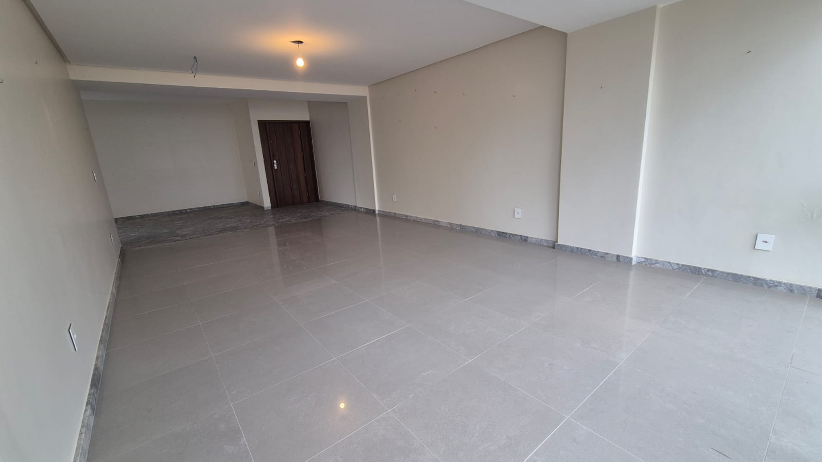 APARTAMENTO AMPLO 250m&sup2;  4 QUARTOS SU&Iacute;TE DEPEND&Ecirc;NCIA GARAGEM ELEVADORES &Agrave; VENDA NA BARRA! Rua Engenheiro Milton Oliveira Salvador - 