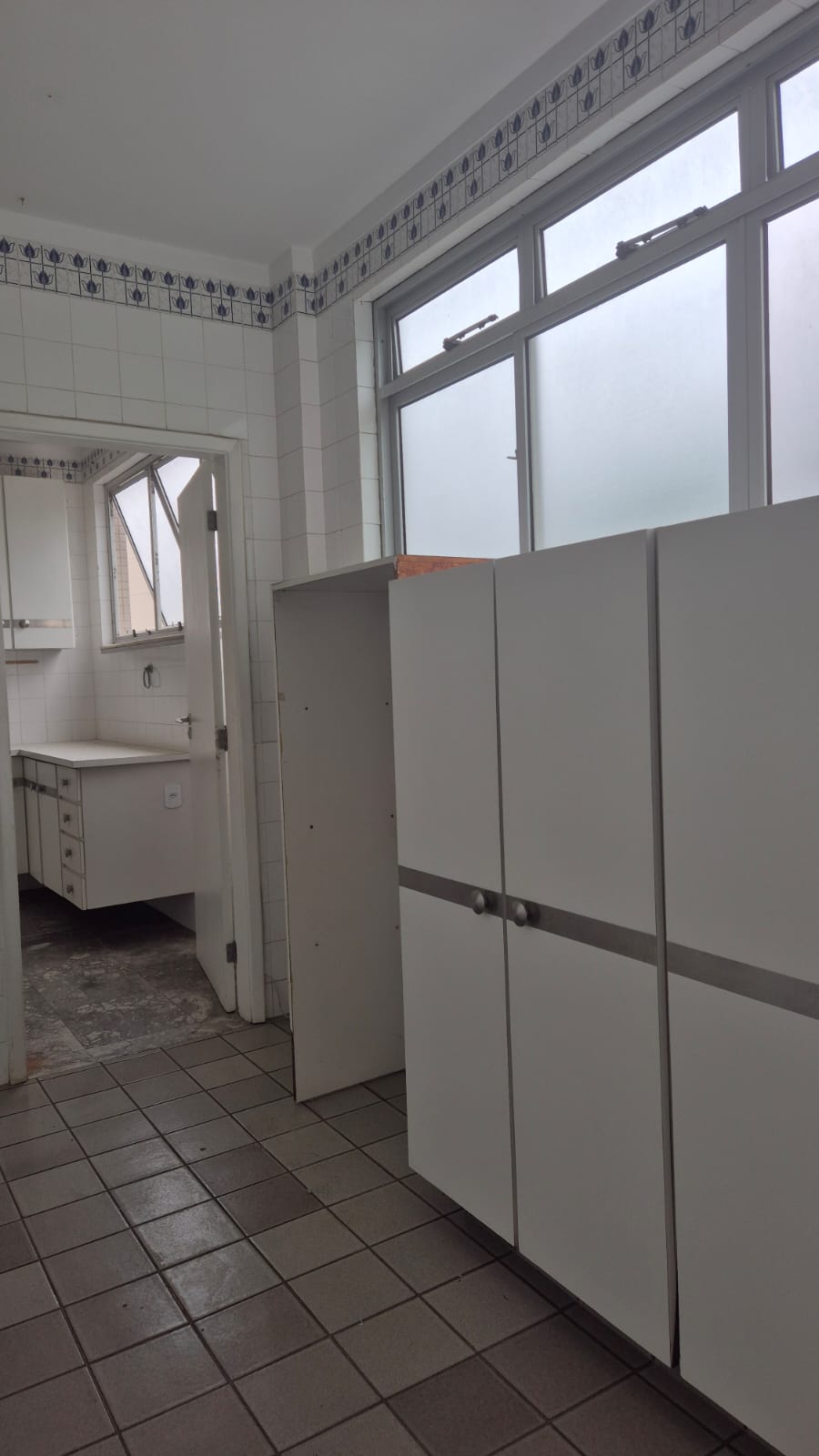 APARTAMENTO AMPLO 250m&sup2;  4 QUARTOS SU&Iacute;TE DEPEND&Ecirc;NCIA GARAGEM ELEVADORES &Agrave; VENDA NA BARRA! Rua Engenheiro Milton Oliveira Salvador - 