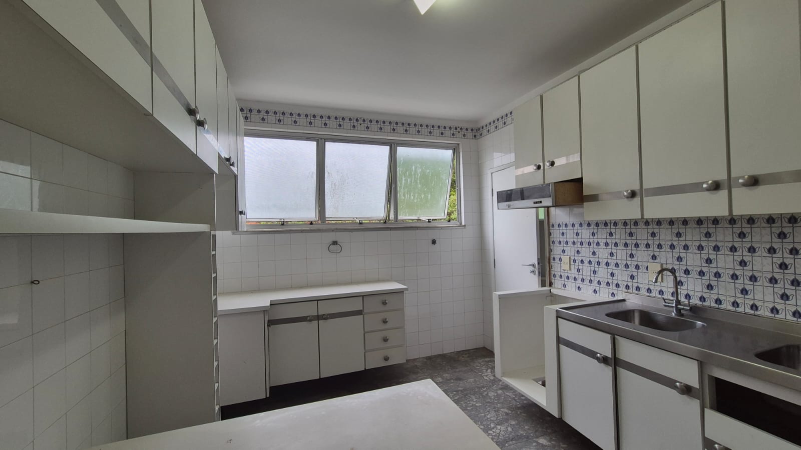 APARTAMENTO AMPLO 250m&sup2;  4 QUARTOS SU&Iacute;TE DEPEND&Ecirc;NCIA GARAGEM ELEVADORES &Agrave; VENDA NA BARRA! Rua Engenheiro Milton Oliveira Salvador - 