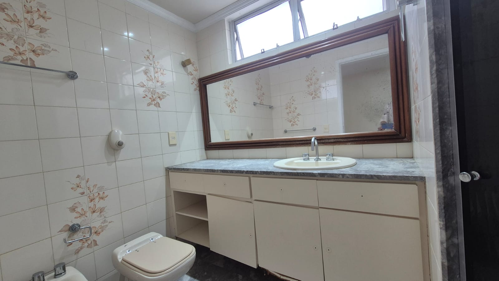 APARTAMENTO AMPLO 250m&sup2;  4 QUARTOS SU&Iacute;TE DEPEND&Ecirc;NCIA GARAGEM ELEVADORES &Agrave; VENDA NA BARRA! Rua Engenheiro Milton Oliveira Salvador - 