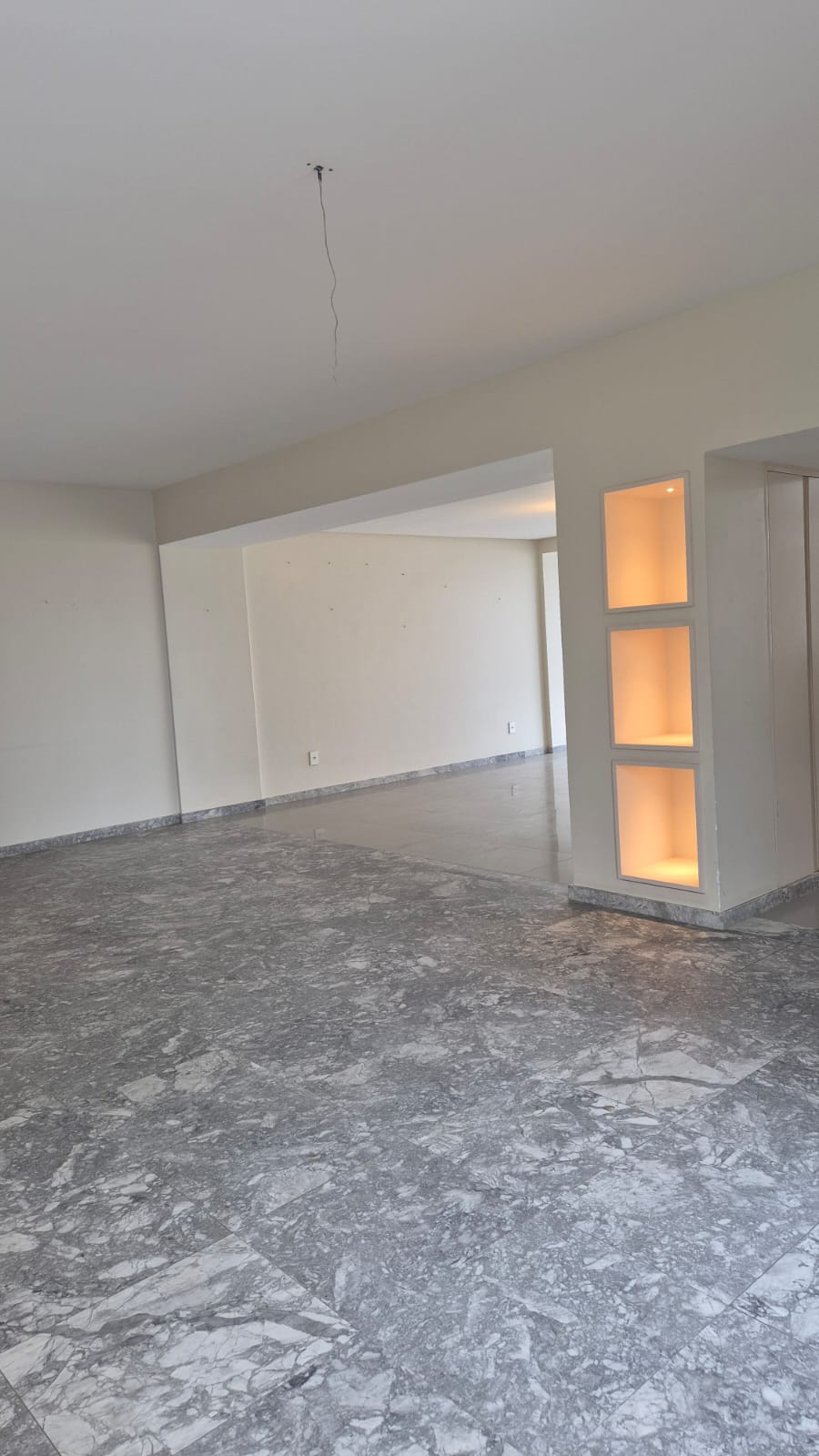 APARTAMENTO AMPLO 250m&sup2;  4 QUARTOS SU&Iacute;TE DEPEND&Ecirc;NCIA GARAGEM ELEVADORES &Agrave; VENDA NA BARRA! Rua Engenheiro Milton Oliveira Salvador - 