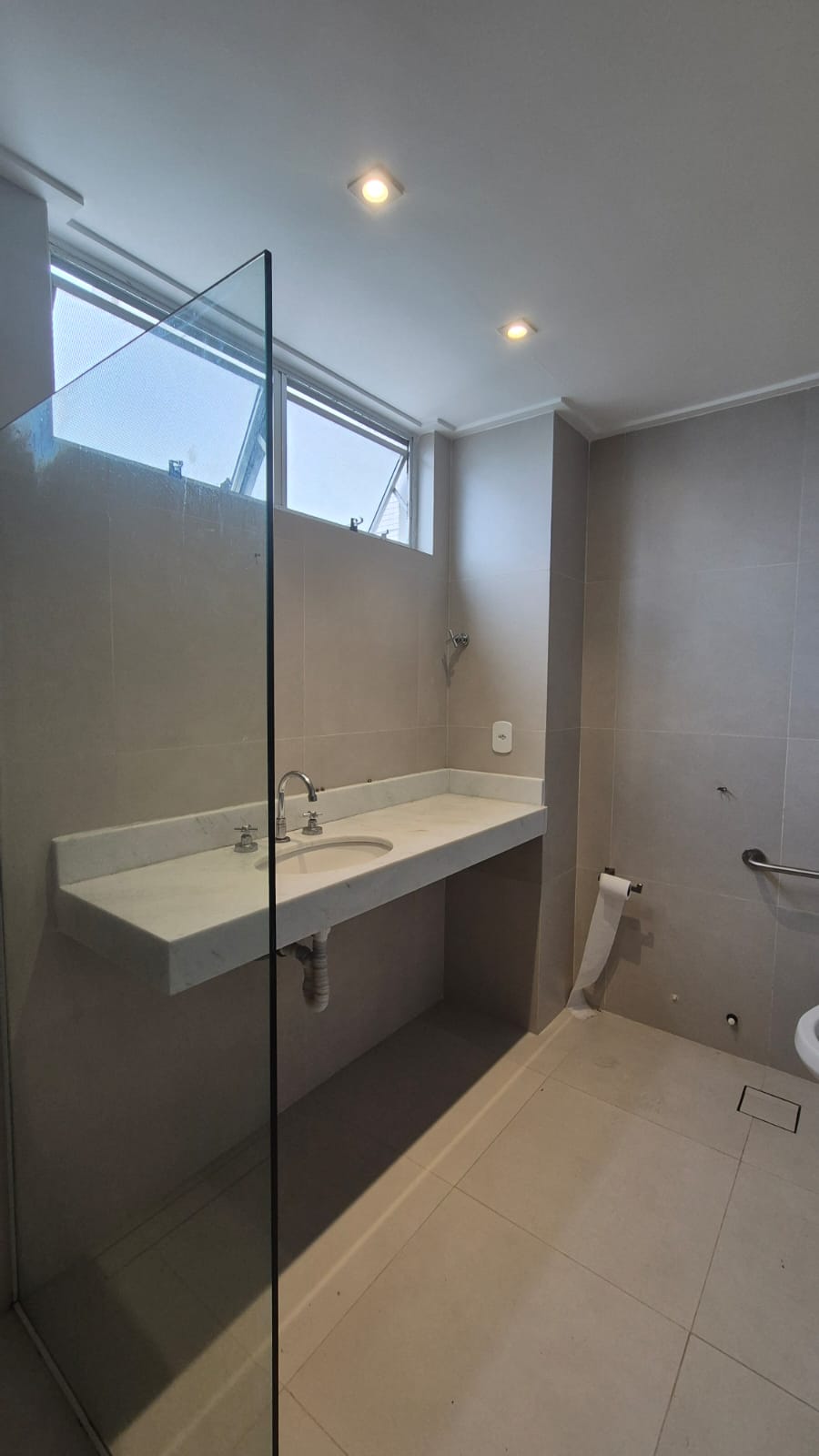 APARTAMENTO AMPLO 250m&sup2;  4 QUARTOS SU&Iacute;TE DEPEND&Ecirc;NCIA GARAGEM ELEVADORES &Agrave; VENDA NA BARRA! Rua Engenheiro Milton Oliveira Salvador - 