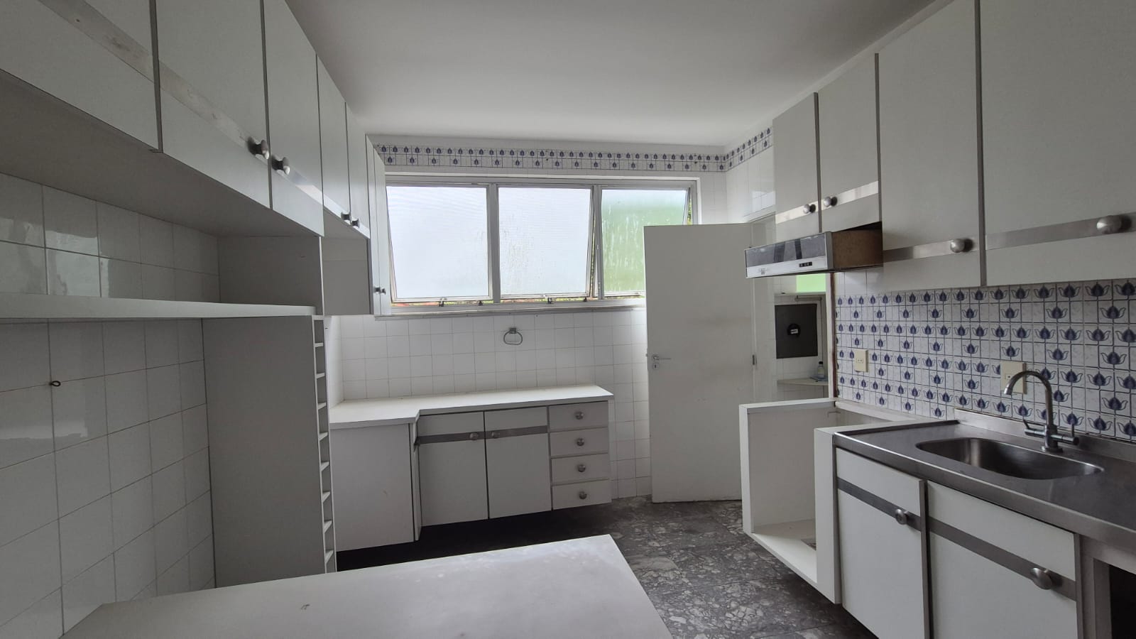 APARTAMENTO AMPLO 250m&sup2;  4 QUARTOS SU&Iacute;TE DEPEND&Ecirc;NCIA GARAGEM ELEVADORES &Agrave; VENDA NA BARRA! Rua Engenheiro Milton Oliveira Salvador - 