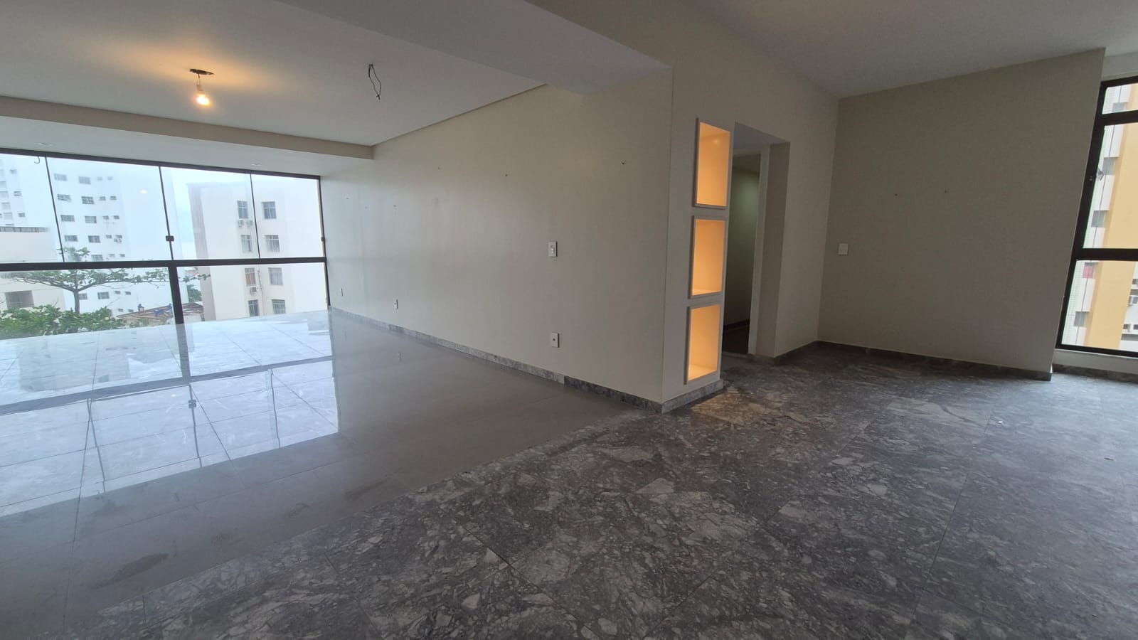 APARTAMENTO AMPLO 250m&sup2;  4 QUARTOS SU&Iacute;TE DEPEND&Ecirc;NCIA GARAGEM ELEVADORES &Agrave; VENDA NA BARRA! Rua Engenheiro Milton Oliveira Salvador - 