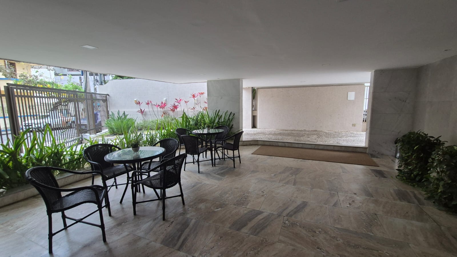 APARTAMENTO AMPLO 250m&sup2;  4 QUARTOS SU&Iacute;TE DEPEND&Ecirc;NCIA GARAGEM ELEVADORES &Agrave; VENDA NA BARRA! Rua Engenheiro Milton Oliveira Salvador - 