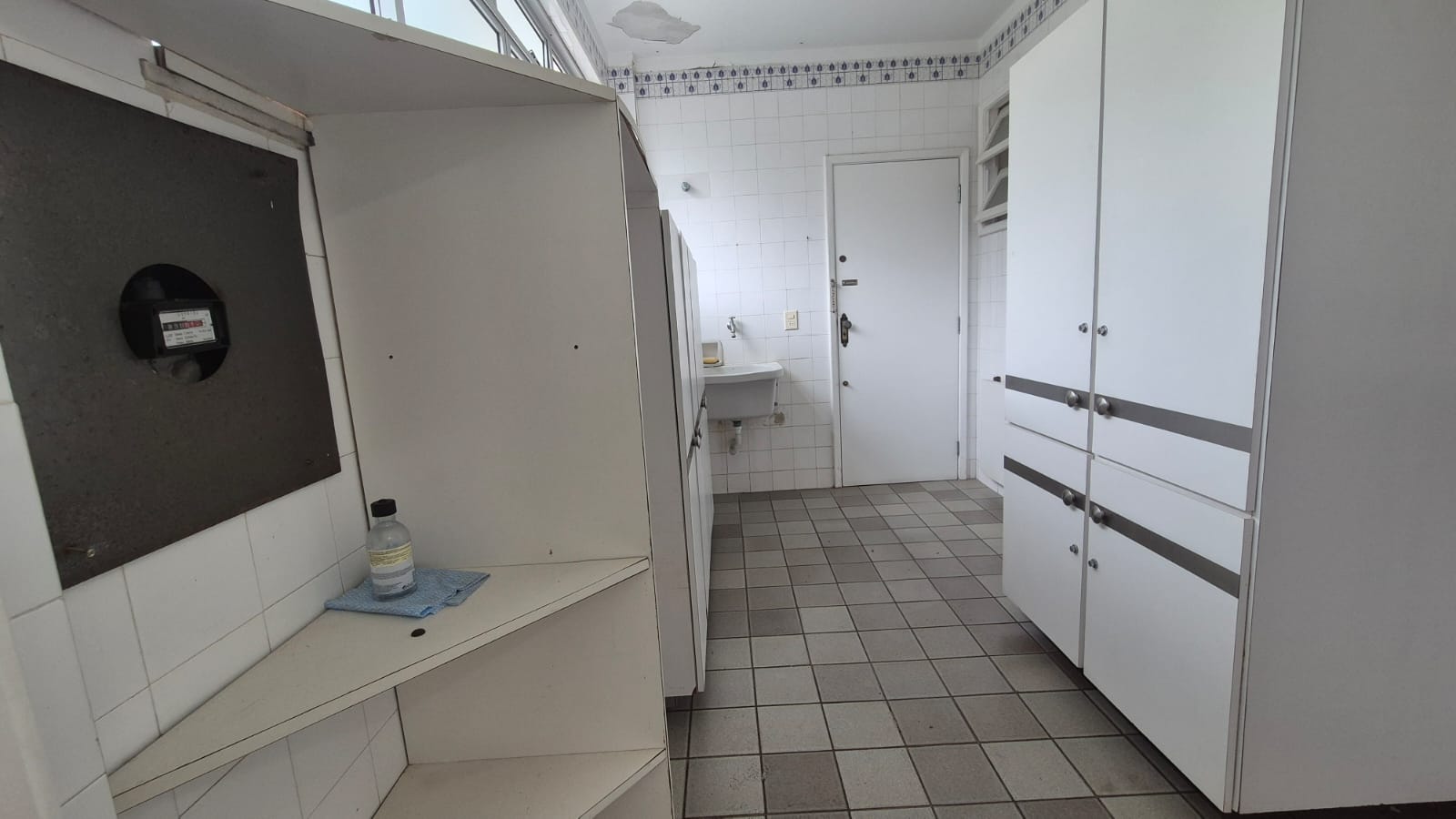 APARTAMENTO AMPLO 250m&sup2;  4 QUARTOS SU&Iacute;TE DEPEND&Ecirc;NCIA GARAGEM ELEVADORES &Agrave; VENDA NA BARRA! Rua Engenheiro Milton Oliveira Salvador - 