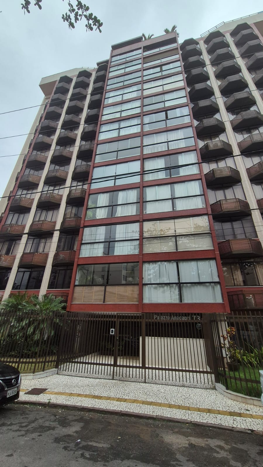 APARTAMENTO AMPLO 250m&sup2;  4 QUARTOS SU&Iacute;TE DEPEND&Ecirc;NCIA GARAGEM ELEVADORES &Agrave; VENDA NA BARRA! Rua Engenheiro Milton Oliveira Salvador - 