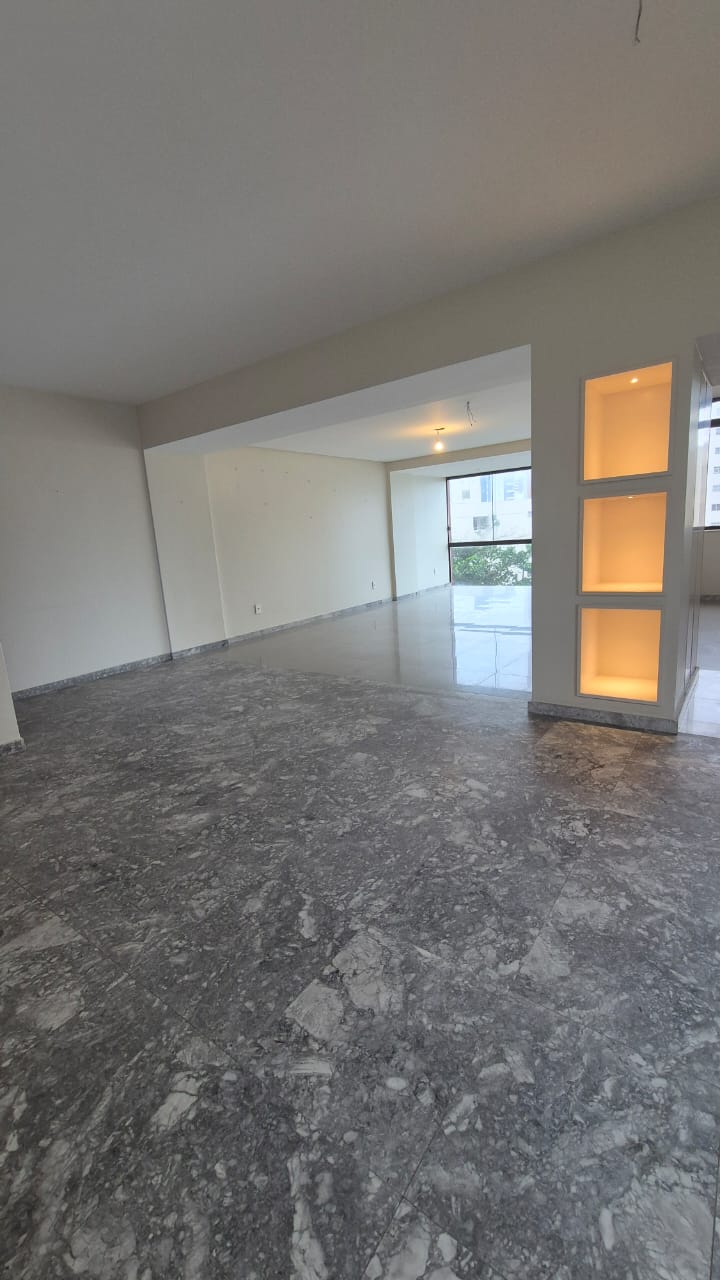 APARTAMENTO AMPLO 250m&sup2;  4 QUARTOS SU&Iacute;TE DEPEND&Ecirc;NCIA GARAGEM ELEVADORES &Agrave; VENDA NA BARRA! Rua Engenheiro Milton Oliveira Salvador - 