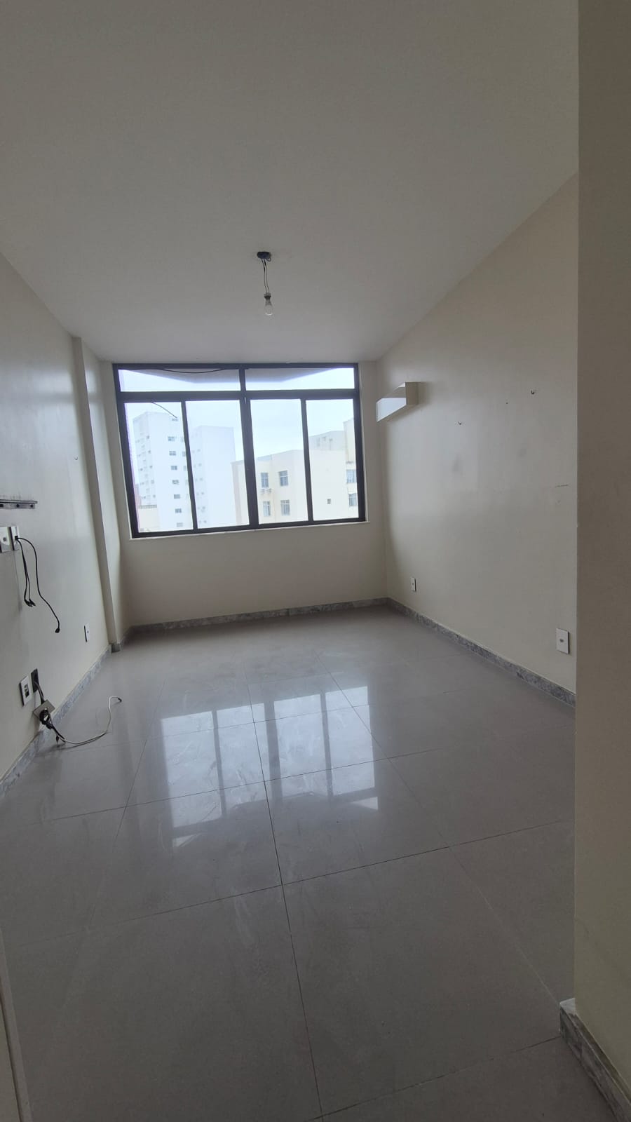 APARTAMENTO AMPLO 250m&sup2;  4 QUARTOS SU&Iacute;TE DEPEND&Ecirc;NCIA GARAGEM ELEVADORES &Agrave; VENDA NA BARRA! Rua Engenheiro Milton Oliveira Salvador - 