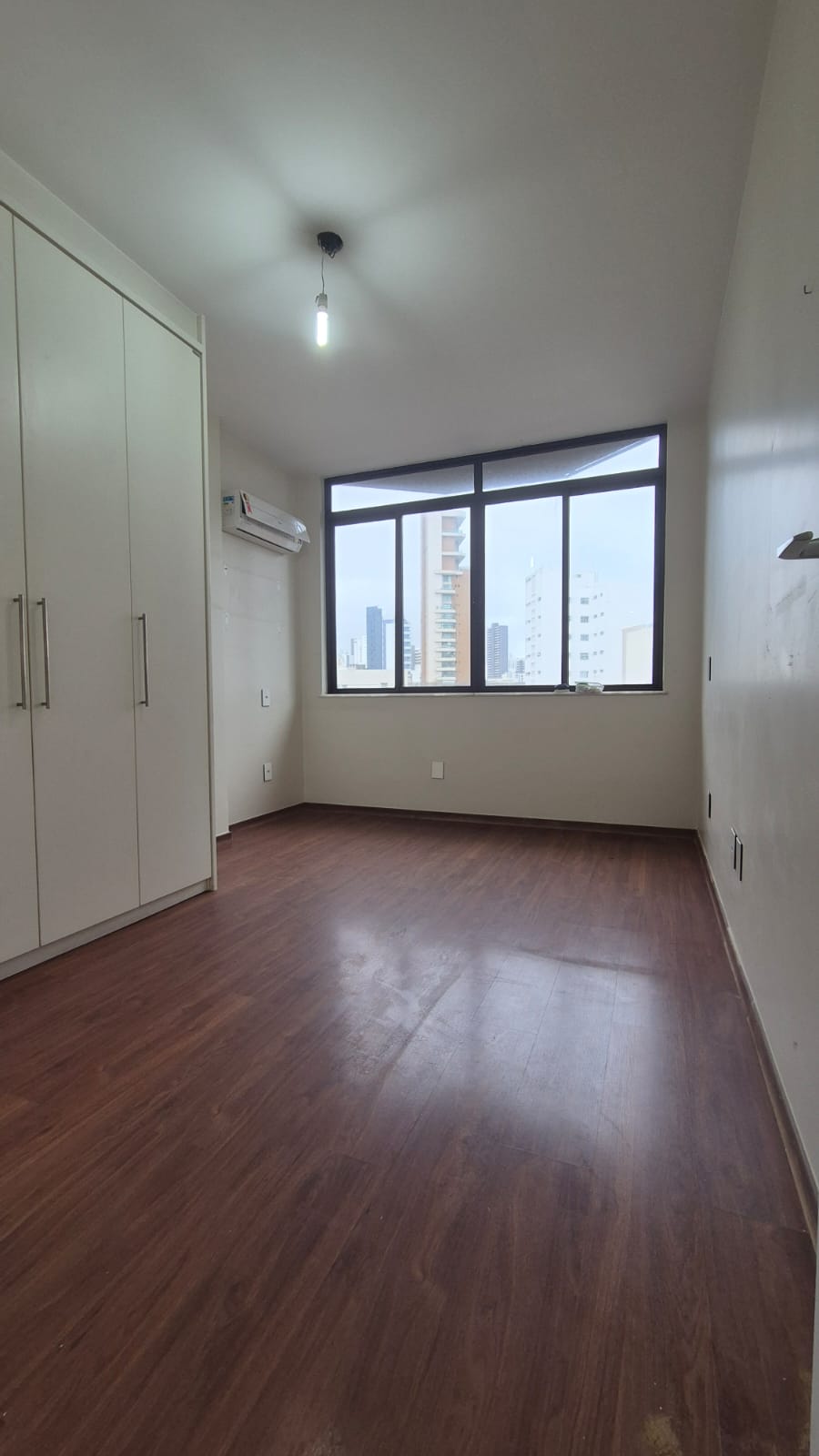 APARTAMENTO AMPLO 250m&sup2;  4 QUARTOS SU&Iacute;TE DEPEND&Ecirc;NCIA GARAGEM ELEVADORES &Agrave; VENDA NA BARRA! Rua Engenheiro Milton Oliveira Salvador - 