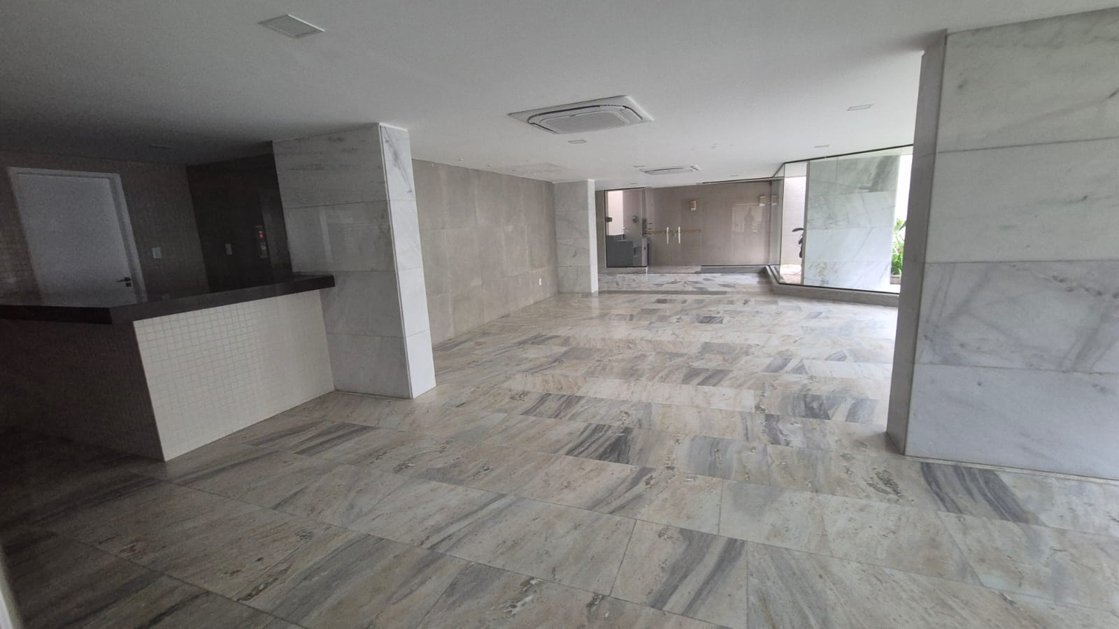 APARTAMENTO AMPLO 250m&sup2;  4 QUARTOS SU&Iacute;TE DEPEND&Ecirc;NCIA GARAGEM ELEVADORES &Agrave; VENDA NA BARRA! Rua Engenheiro Milton Oliveira Salvador - 