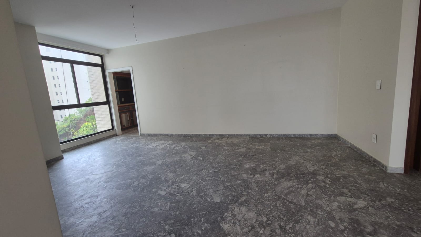 APARTAMENTO AMPLO 250m&sup2;  4 QUARTOS SU&Iacute;TE DEPEND&Ecirc;NCIA GARAGEM ELEVADORES &Agrave; VENDA NA BARRA! Rua Engenheiro Milton Oliveira Salvador - 