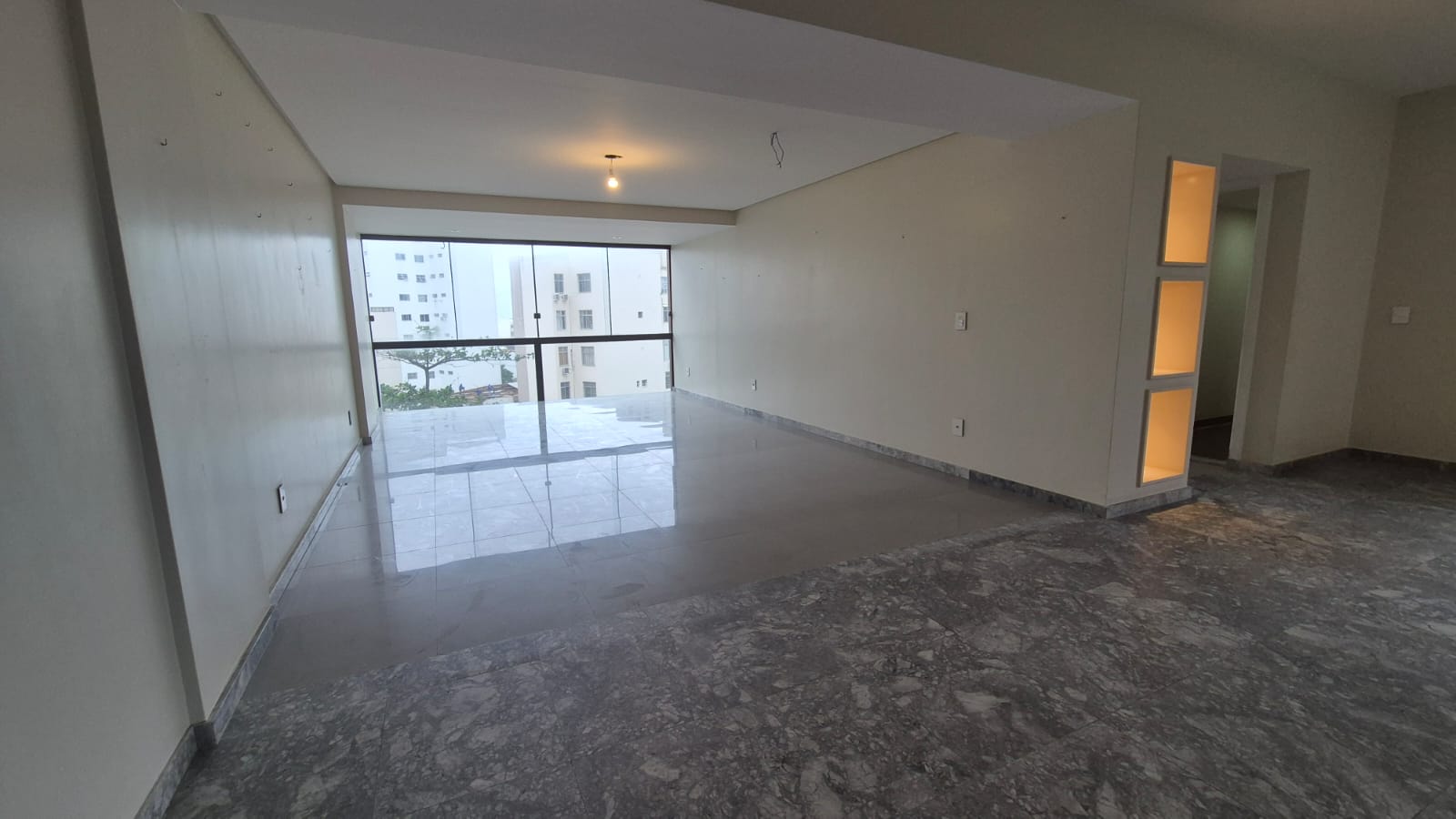 APARTAMENTO AMPLO 250m&sup2;  4 QUARTOS SU&Iacute;TE DEPEND&Ecirc;NCIA GARAGEM ELEVADORES &Agrave; VENDA NA BARRA! Rua Engenheiro Milton Oliveira Salvador - 