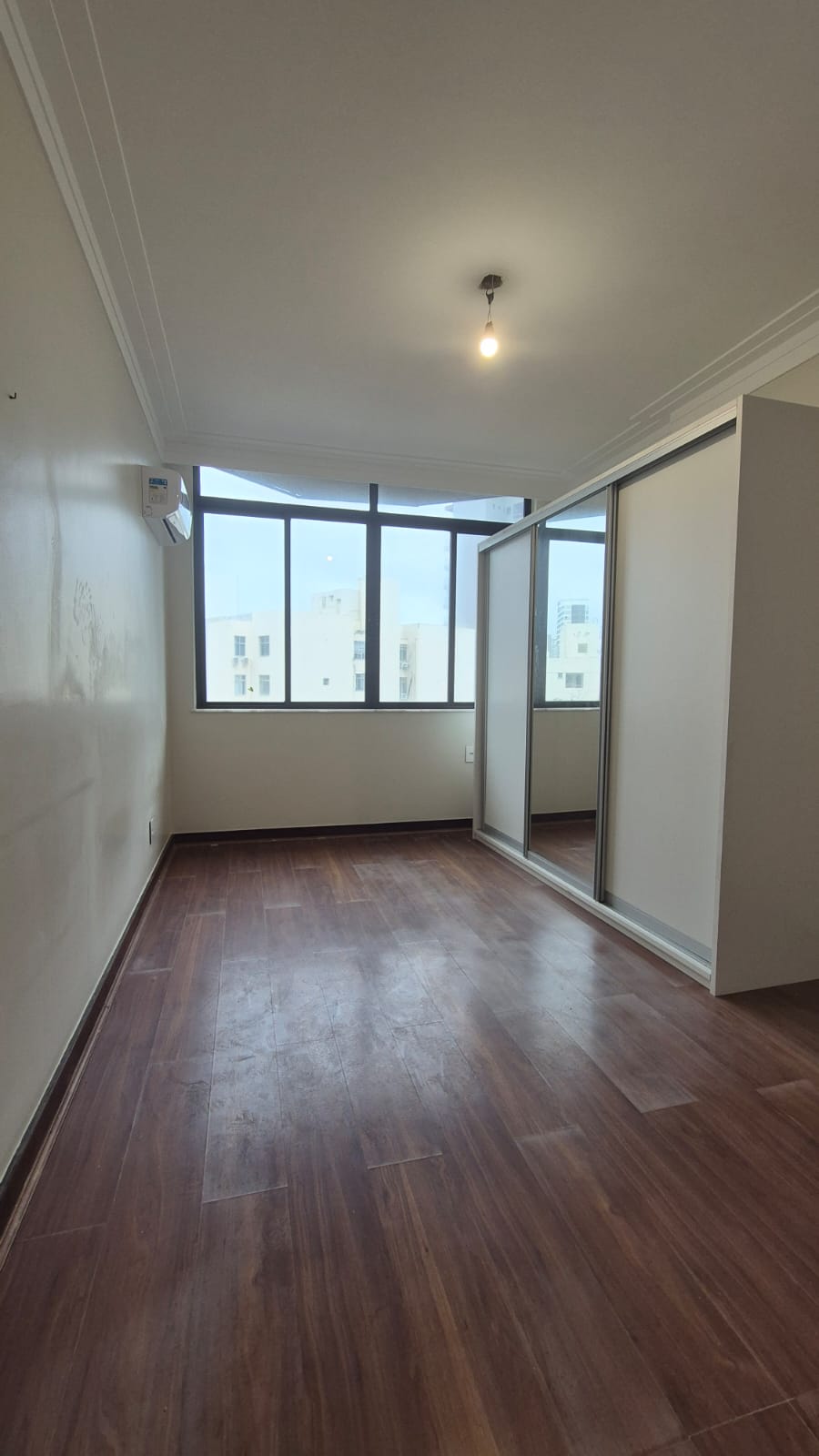 APARTAMENTO AMPLO 250m&sup2;  4 QUARTOS SU&Iacute;TE DEPEND&Ecirc;NCIA GARAGEM ELEVADORES &Agrave; VENDA NA BARRA! Rua Engenheiro Milton Oliveira Salvador - 
