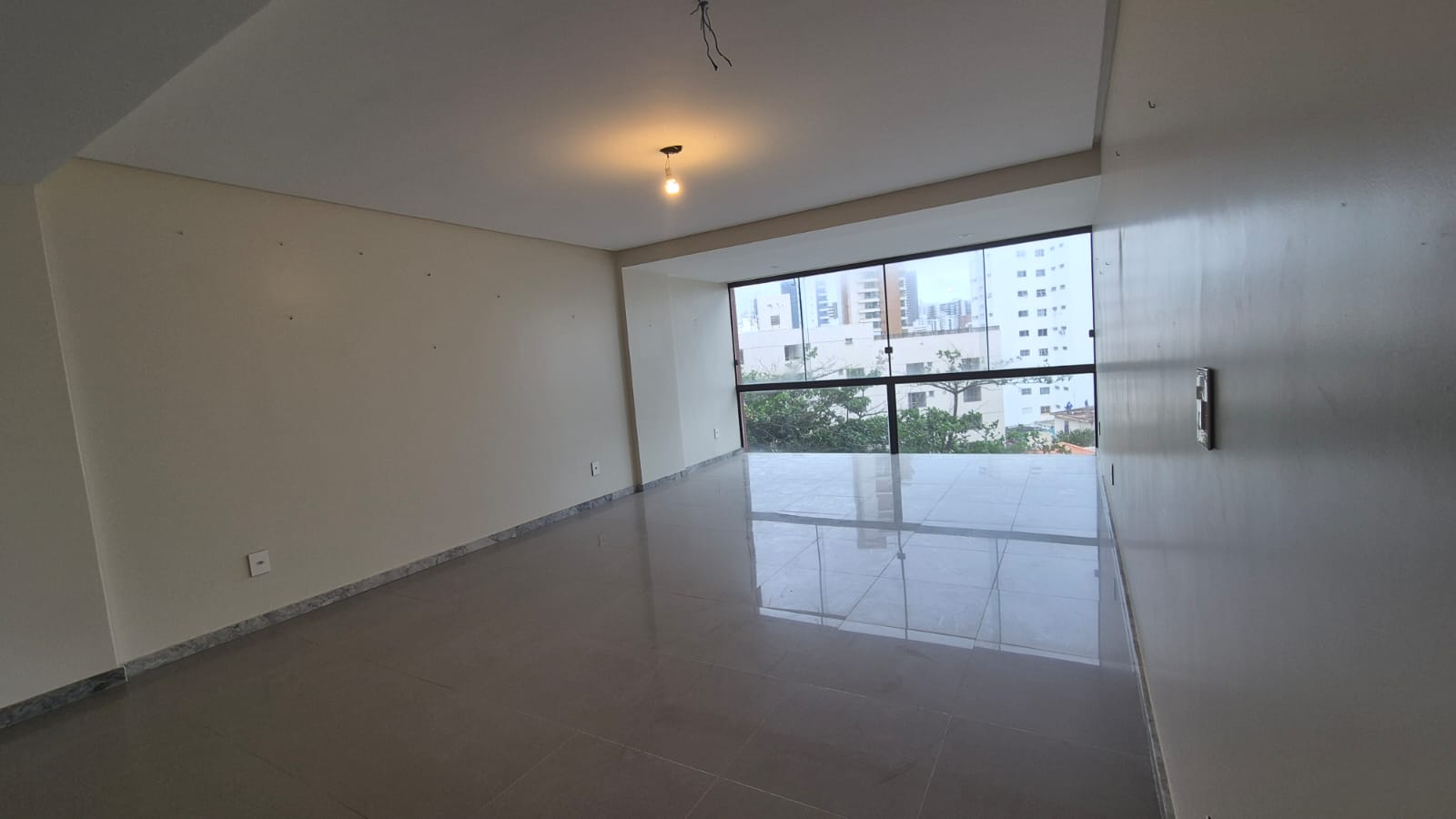 APARTAMENTO AMPLO 250m&sup2;  4 QUARTOS SU&Iacute;TE DEPEND&Ecirc;NCIA GARAGEM ELEVADORES &Agrave; VENDA NA BARRA! Rua Engenheiro Milton Oliveira Salvador - 