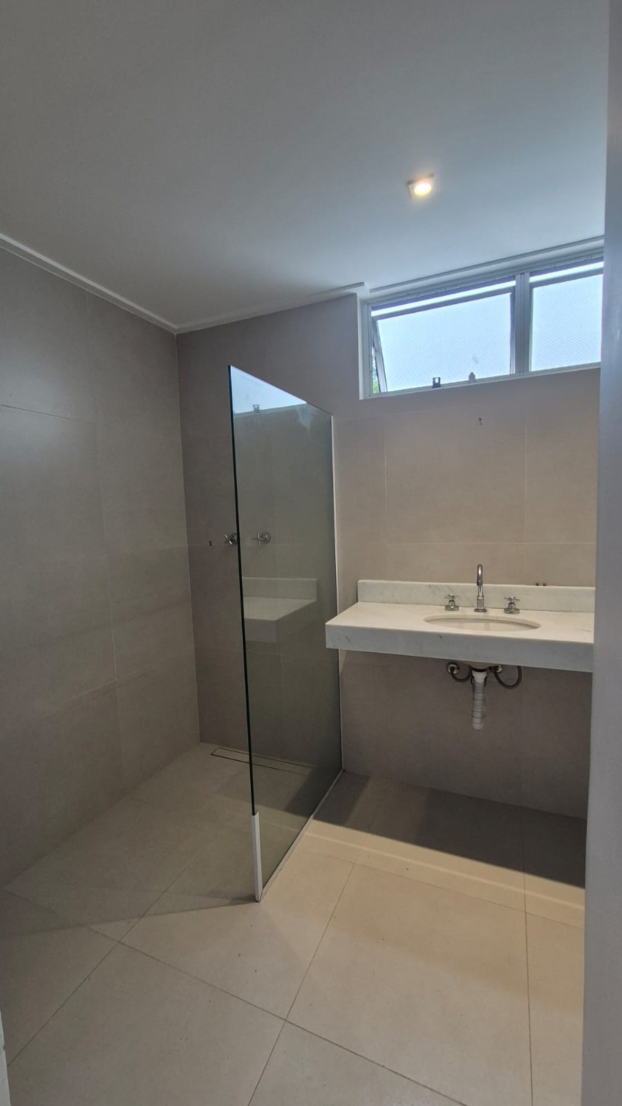 APARTAMENTO AMPLO 250m&sup2;  4 QUARTOS SU&Iacute;TE DEPEND&Ecirc;NCIA GARAGEM ELEVADORES &Agrave; VENDA NA BARRA! Rua Engenheiro Milton Oliveira Salvador - 