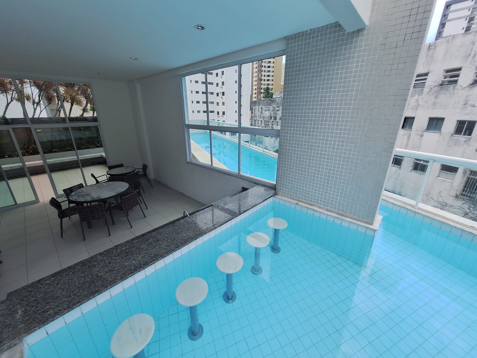 APARTAMENTO 2 SU&Iacute;TES VARANDA LAVABO DEPEND&Ecirc;NCIA PISCINA ACADEMIA ELEVADOR &Agrave; VENDA NA GRA&Ccedil;A Rua Barão de Loreto Salvador - 