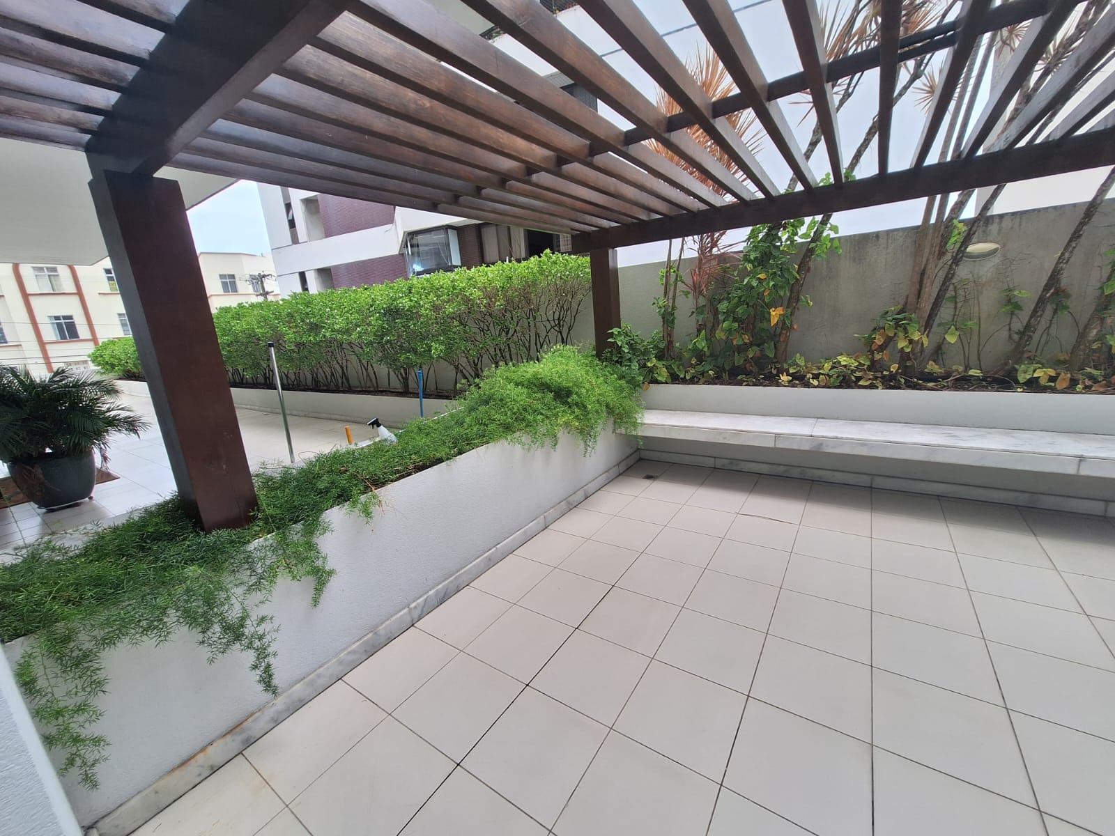 APARTAMENTO 2 SU&Iacute;TES VARANDA LAVABO DEPEND&Ecirc;NCIA PISCINA ACADEMIA ELEVADOR &Agrave; VENDA NA GRA&Ccedil;A Rua Barão de Loreto Salvador - 