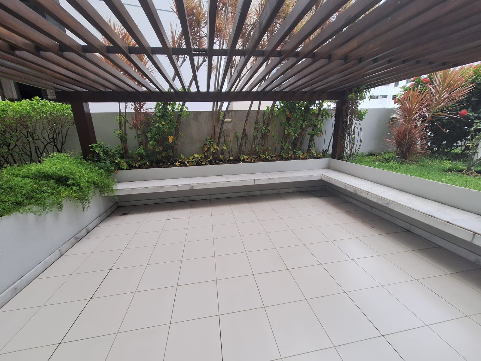 APARTAMENTO 2 SU&Iacute;TES VARANDA LAVABO DEPEND&Ecirc;NCIA PISCINA ACADEMIA ELEVADOR &Agrave; VENDA NA GRA&Ccedil;A Rua Barão de Loreto Salvador - 