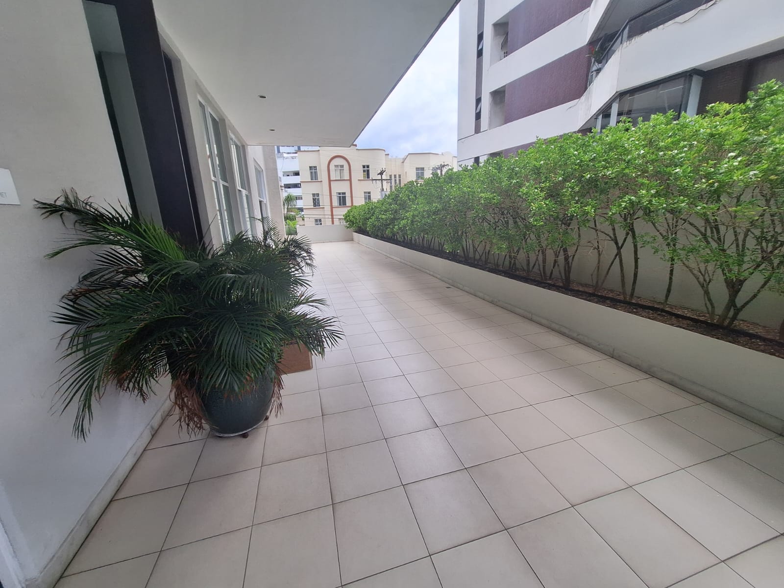 APARTAMENTO 2 SU&Iacute;TES VARANDA LAVABO DEPEND&Ecirc;NCIA PISCINA ACADEMIA ELEVADOR &Agrave; VENDA NA GRA&Ccedil;A Rua Barão de Loreto Salvador - 