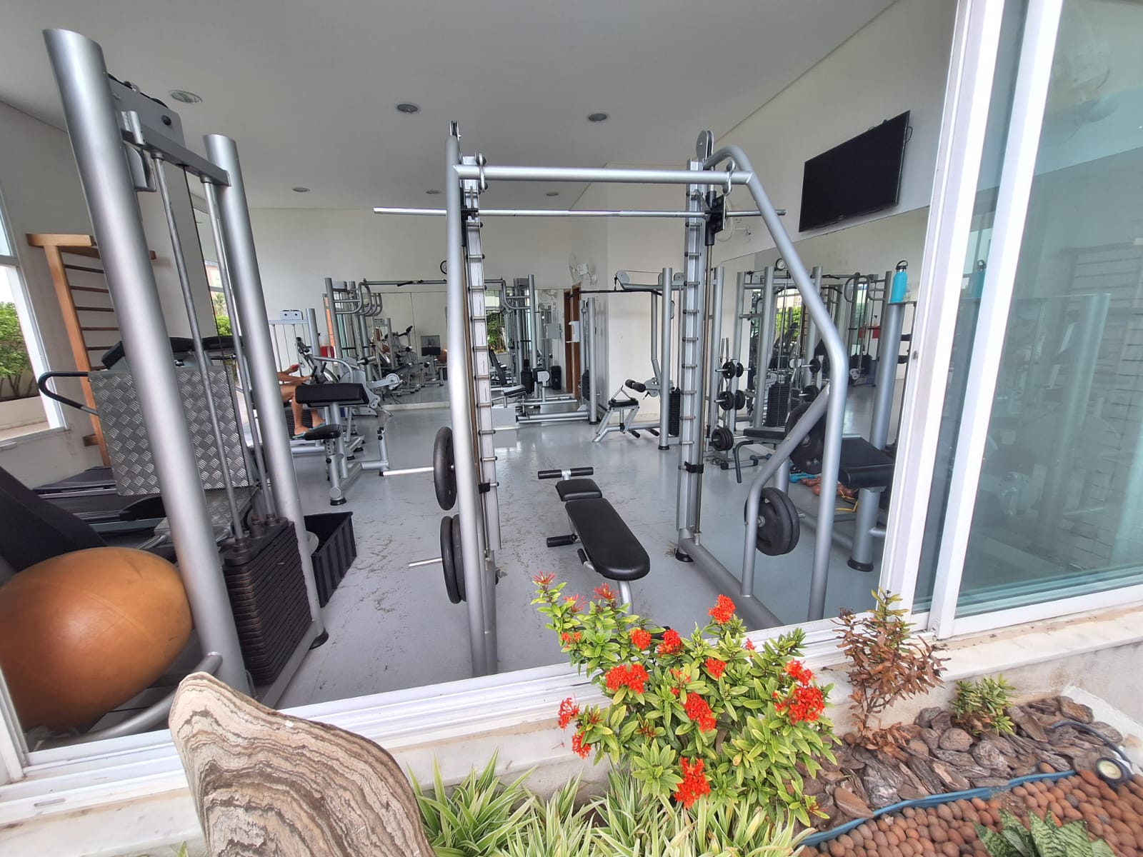 APARTAMENTO 2 SU&Iacute;TES VARANDA LAVABO DEPEND&Ecirc;NCIA PISCINA ACADEMIA ELEVADOR &Agrave; VENDA NA GRA&Ccedil;A Rua Barão de Loreto Salvador - 