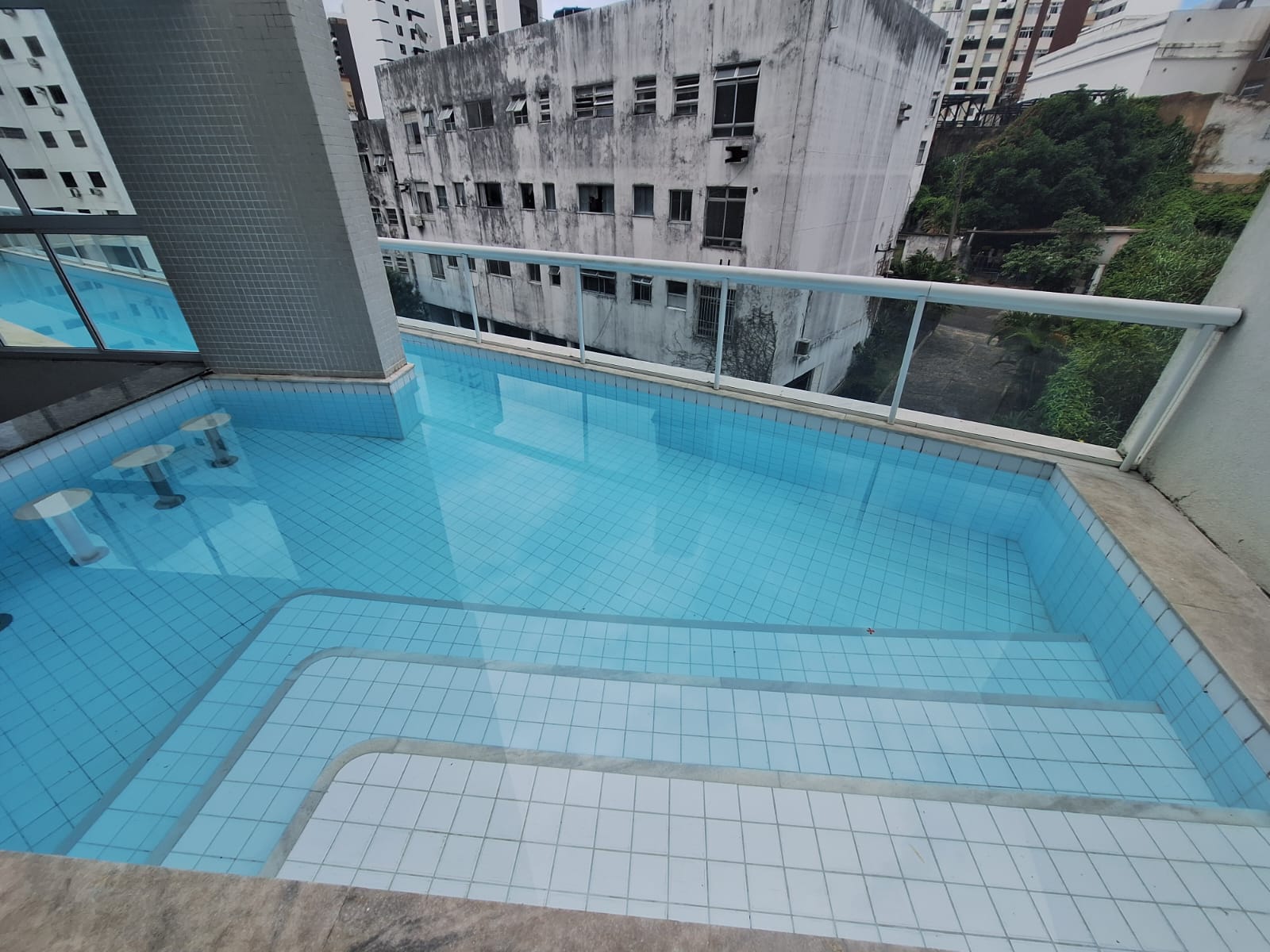 APARTAMENTO 2 SU&Iacute;TES VARANDA LAVABO DEPEND&Ecirc;NCIA PISCINA ACADEMIA ELEVADOR &Agrave; VENDA NA GRA&Ccedil;A Rua Barão de Loreto Salvador - 
