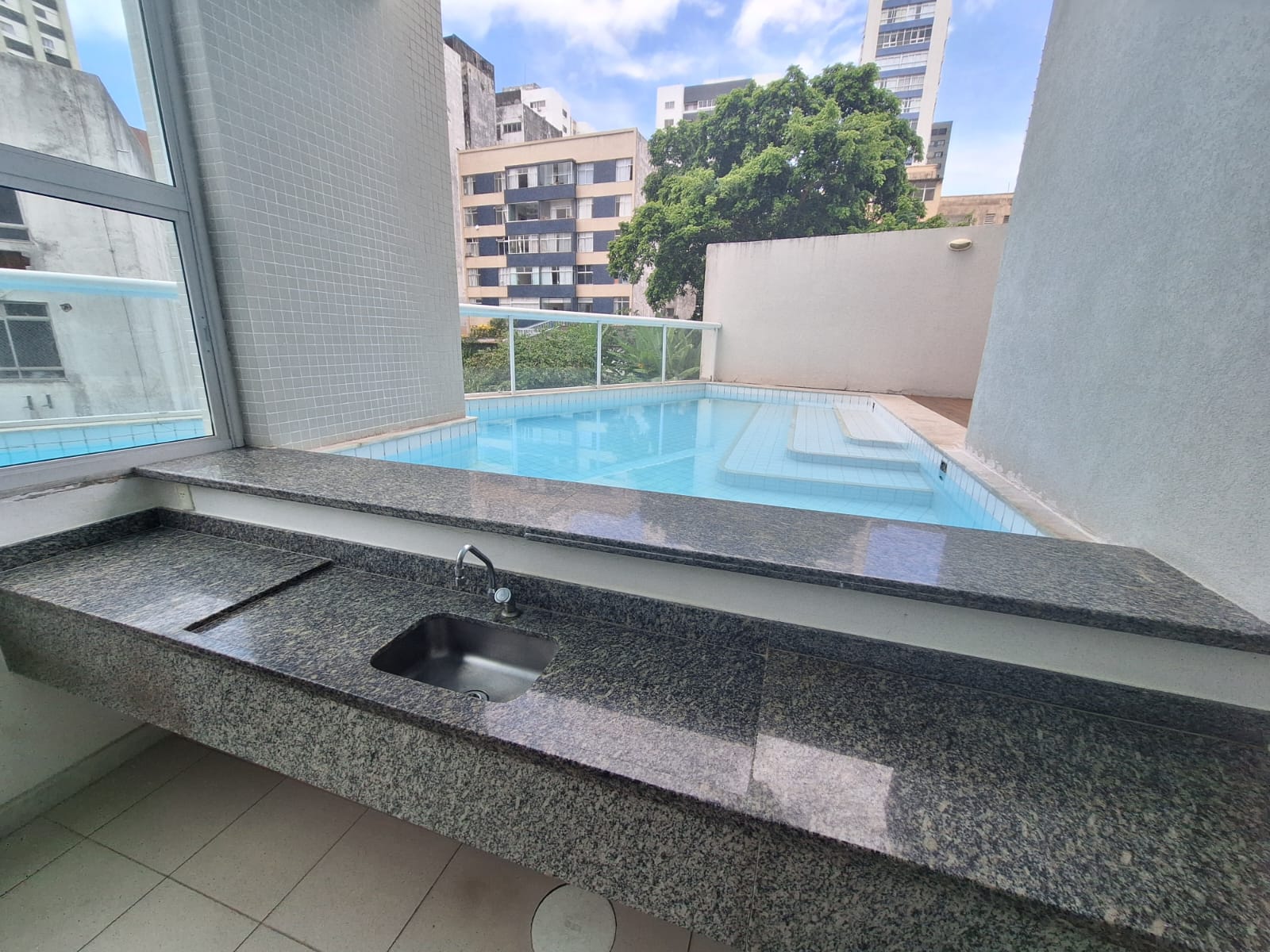 APARTAMENTO 2 SU&Iacute;TES VARANDA LAVABO DEPEND&Ecirc;NCIA PISCINA ACADEMIA ELEVADOR &Agrave; VENDA NA GRA&Ccedil;A Rua Barão de Loreto Salvador - 