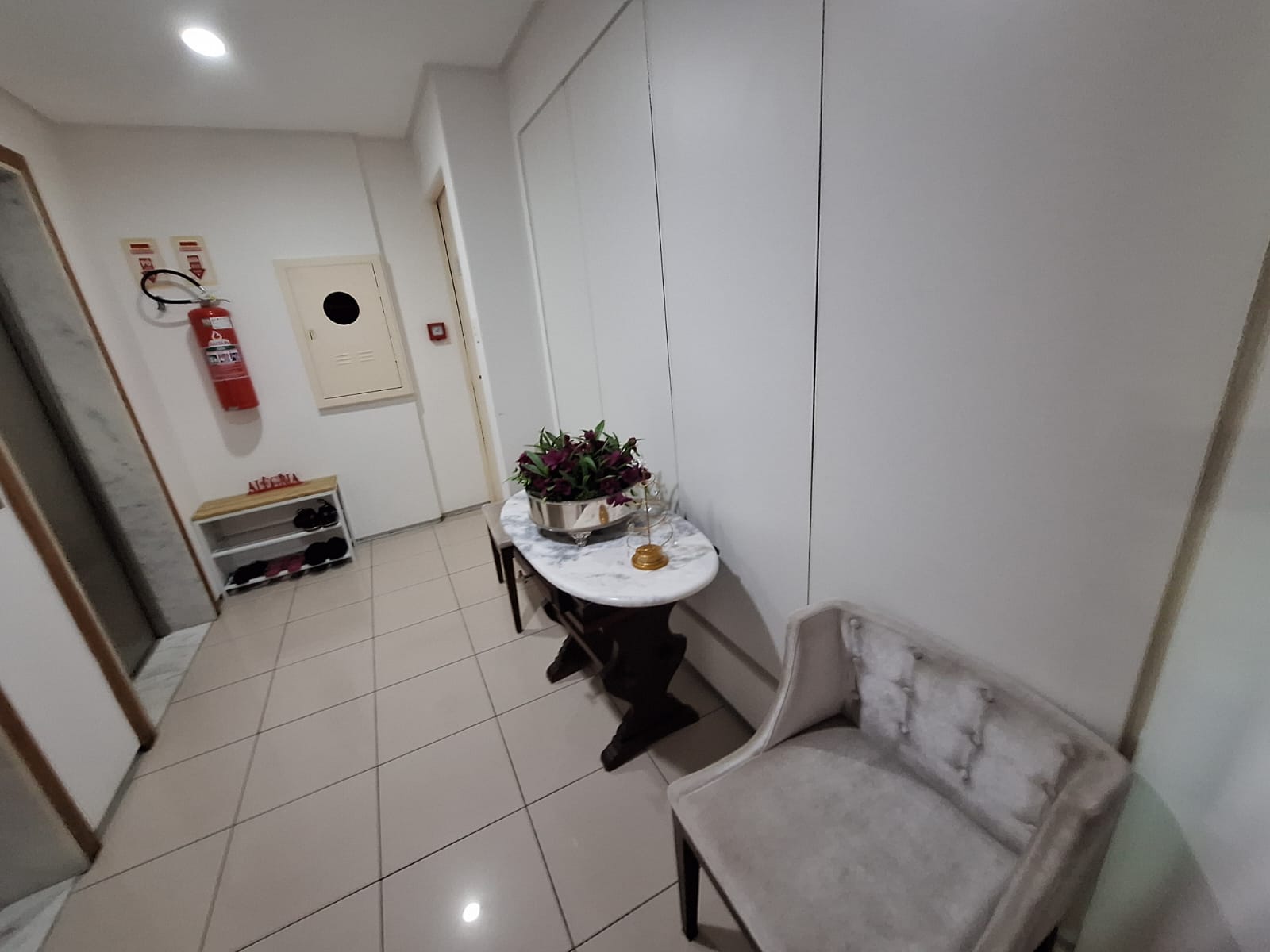 APARTAMENTO 2 SU&Iacute;TES VARANDA LAVABO DEPEND&Ecirc;NCIA PISCINA ACADEMIA ELEVADOR &Agrave; VENDA NA GRA&Ccedil;A Rua Barão de Loreto Salvador - 