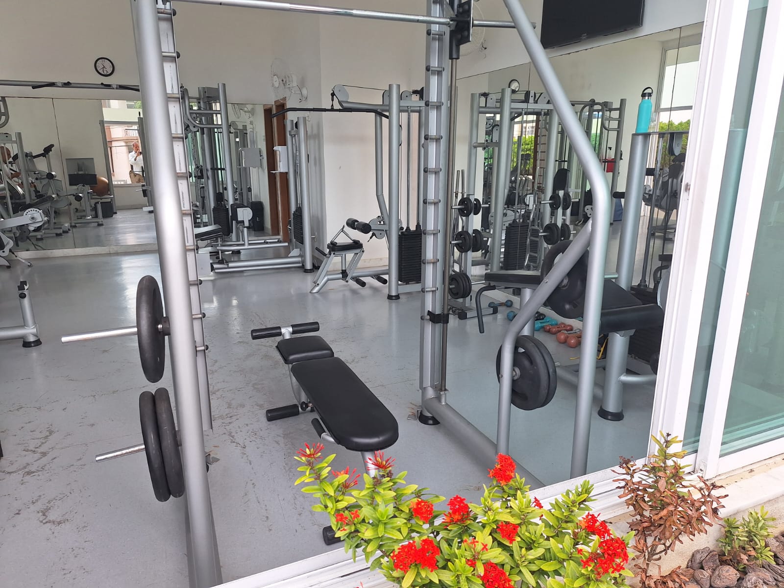 APARTAMENTO 2 SU&Iacute;TES VARANDA LAVABO DEPEND&Ecirc;NCIA PISCINA ACADEMIA ELEVADOR &Agrave; VENDA NA GRA&Ccedil;A Rua Barão de Loreto Salvador - 