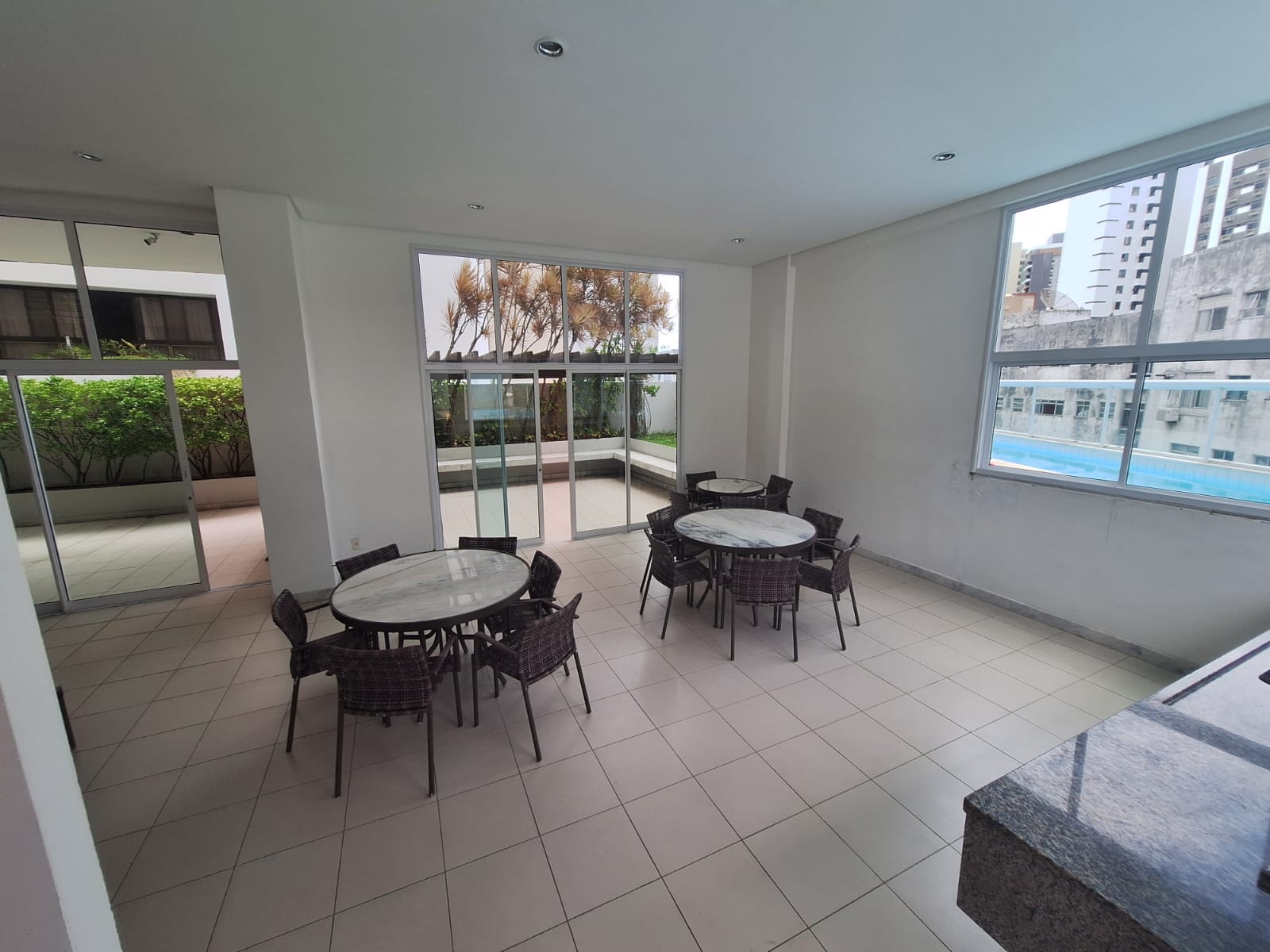 APARTAMENTO 2 SU&Iacute;TES VARANDA LAVABO DEPEND&Ecirc;NCIA PISCINA ACADEMIA ELEVADOR &Agrave; VENDA NA GRA&Ccedil;A Rua Barão de Loreto Salvador - 