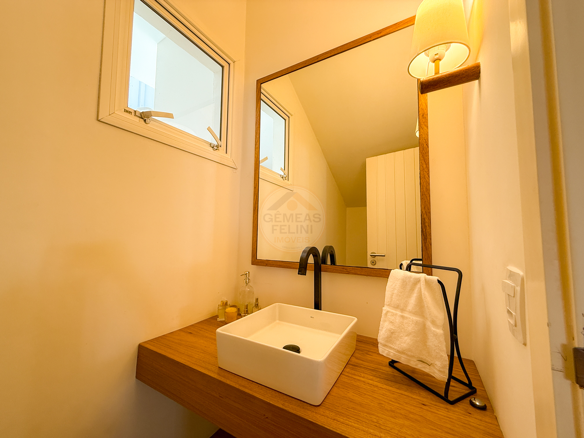 Casa exclusiva em juquehy com 5 su&iacute;tes, &aacute;rea gourmet completa e casa de caseiro - VENDA Rua Argemiro Amâncio dos Santos São Sebastião - 