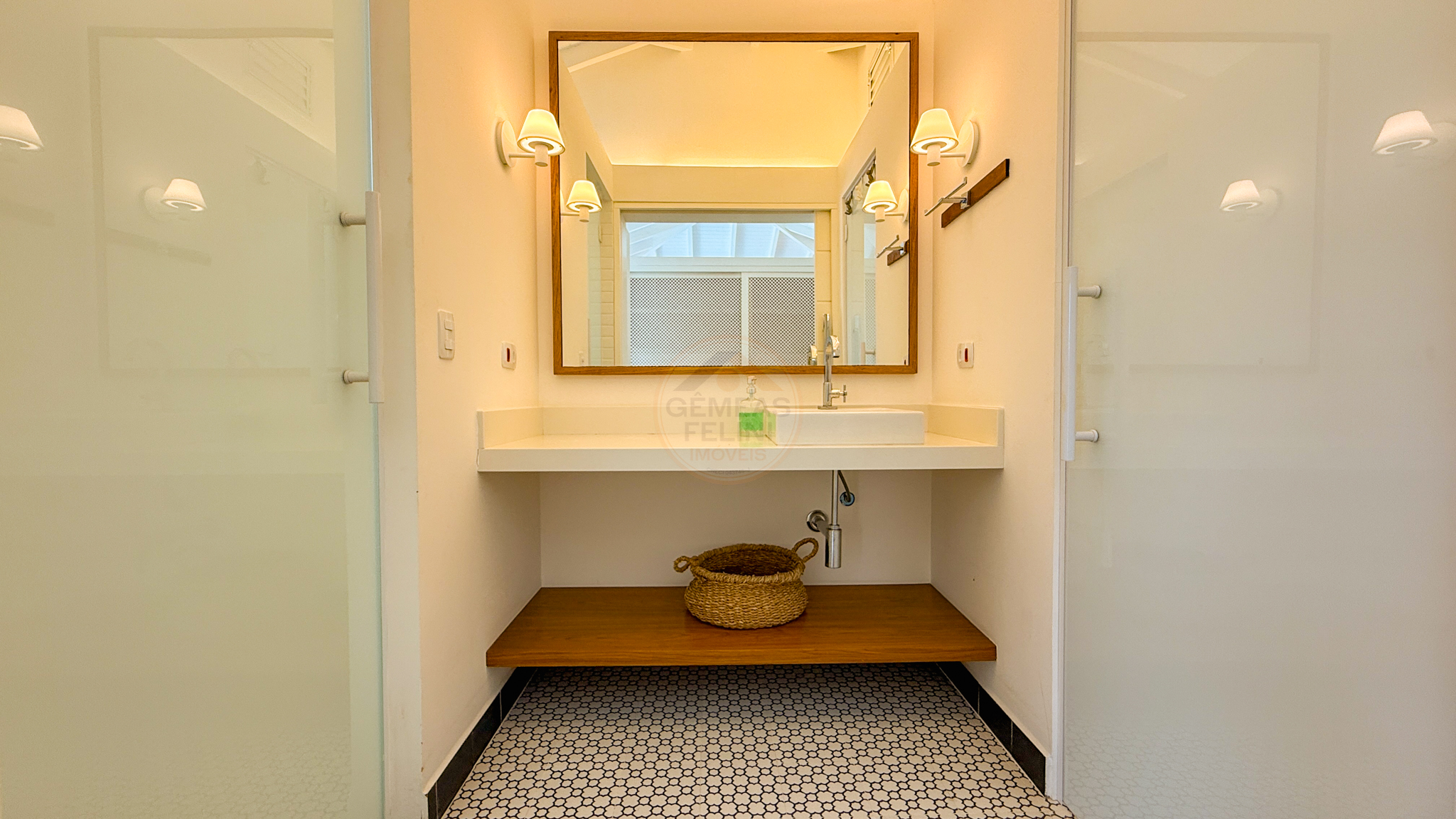 Casa exclusiva em juquehy com 5 su&iacute;tes, &aacute;rea gourmet completa e casa de caseiro - VENDA Rua Argemiro Amâncio dos Santos São Sebastião - 