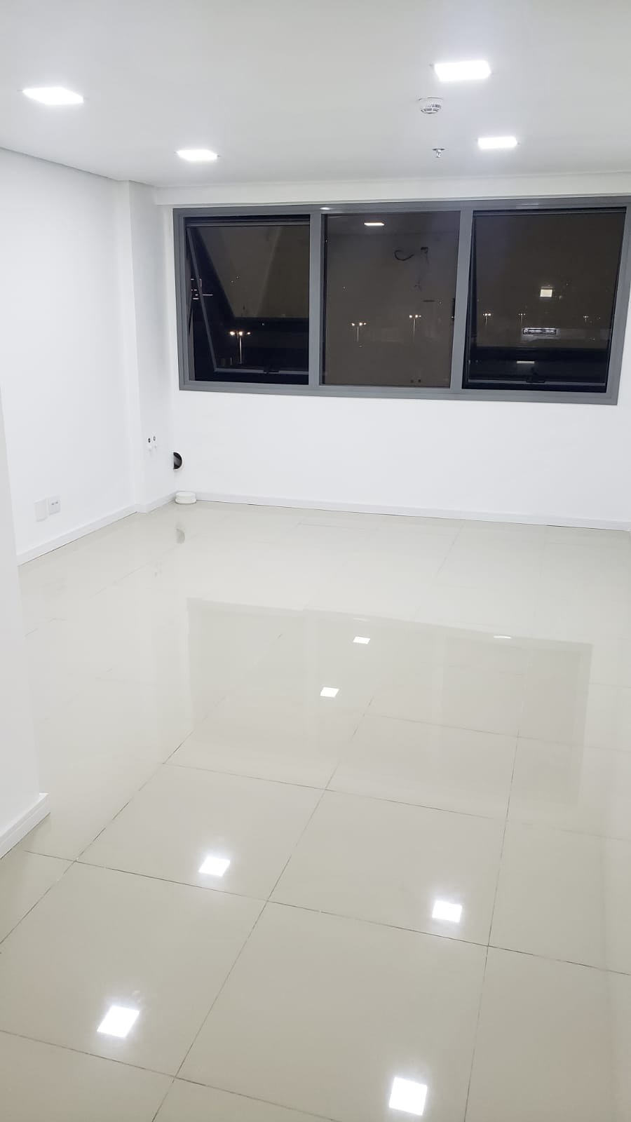 R$ 330.000 - MEDPLEX EIXO NORTE - EXCELENTE SALA COMERCIAL - 33M2 - ANDAR ALTO - VISTA Avenida Assis Brasil Porto Alegre - 