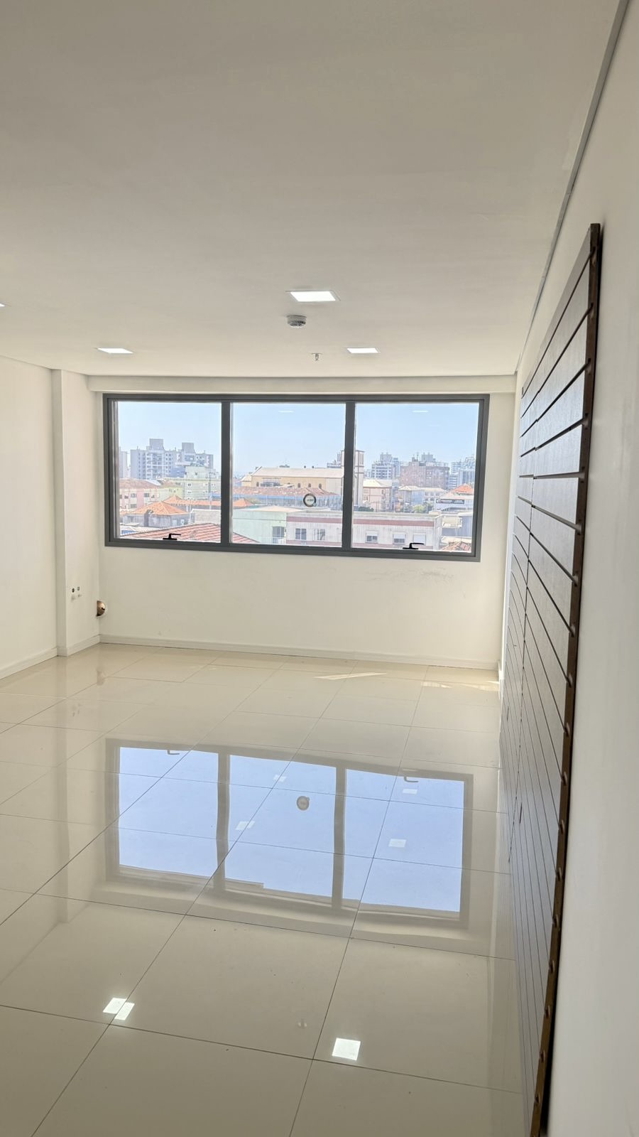 R$ 330.000 - MEDPLEX EIXO NORTE - EXCELENTE SALA COMERCIAL - 33M2 - ANDAR ALTO - VISTA Avenida Assis Brasil Porto Alegre - 