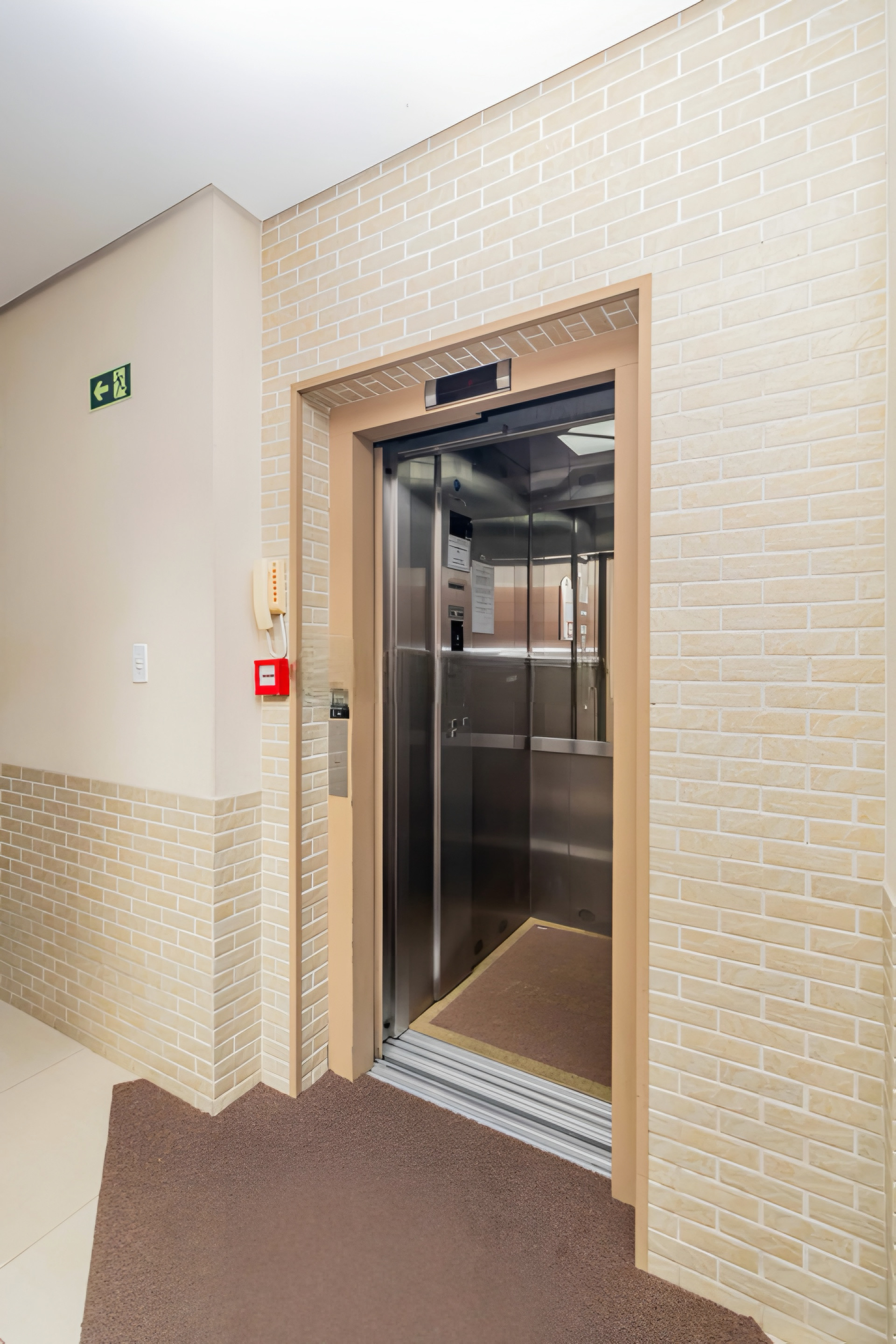 R$ 545.000 - IMPEC&Aacute;VEL APARTAMENTO - FRENTE - 94M2 - 3 DORM - 1 VAGA Rua Conselheiro Brusque Porto Alegre - 