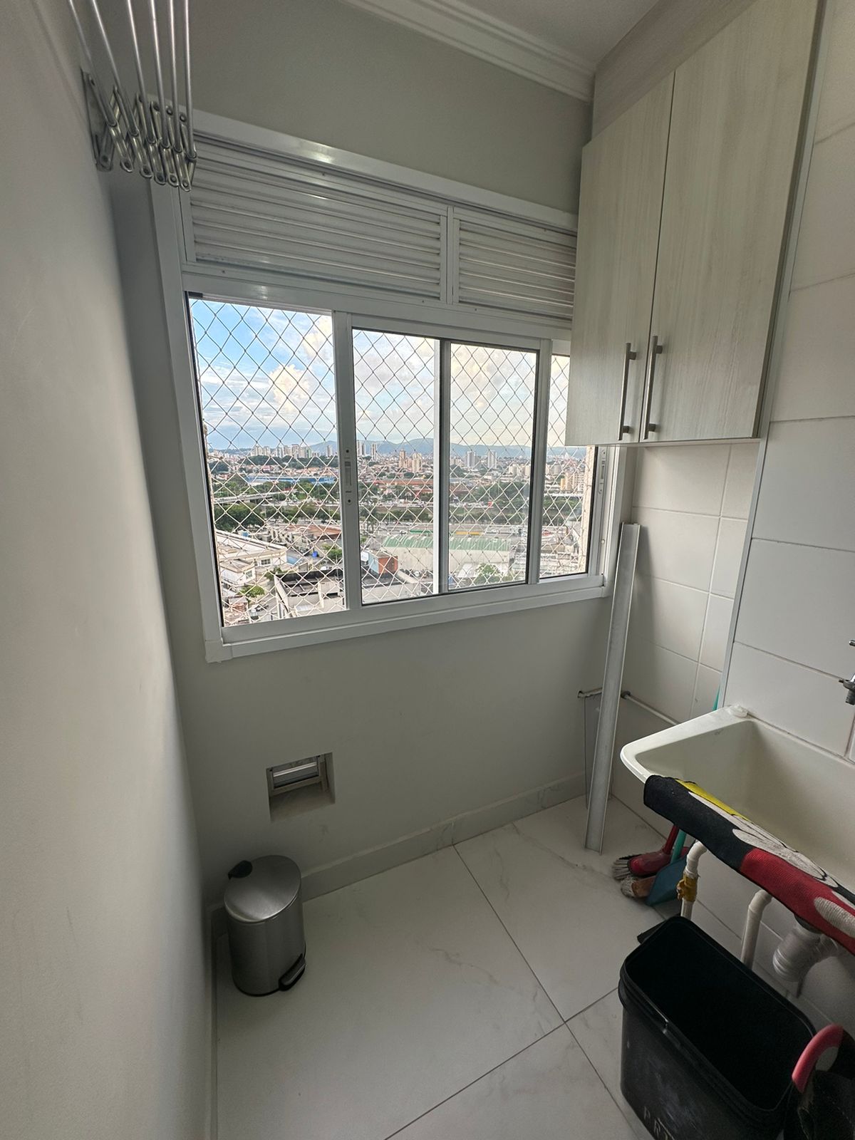 ALUGA-SE APT, 32m&sup2;, MOBILIADO - ANDAR ALTO / PORCELANATO / M&Oacute;VEIS PLANEJADOS / GARAGEM Rua Torres da Barra São Paulo - 