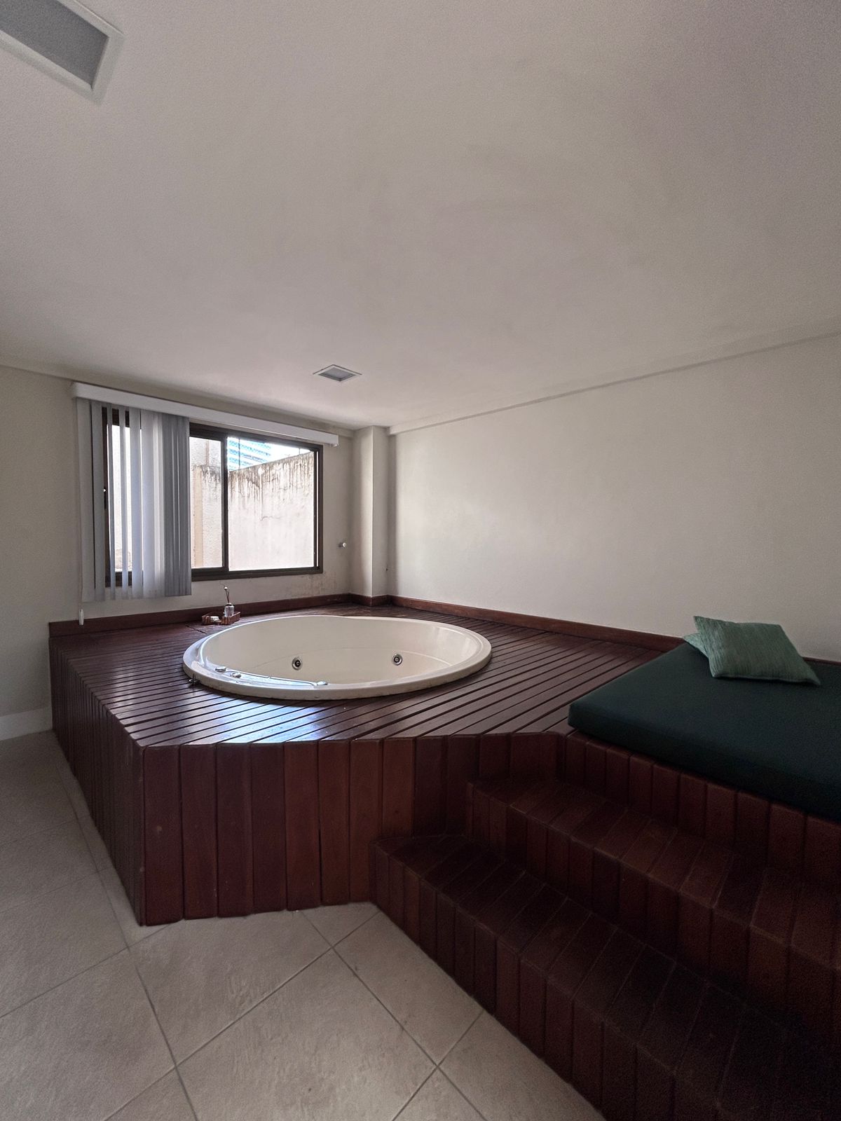 APARTAMENTO 2 SU&Iacute;TES VARANDA PISCINA ACADEMIA CHURRASQUEIRA 2 GARAGENS &Agrave; VENDA NA GRA&Ccedil;A! Rua Oito de Dezembro Salvador - 