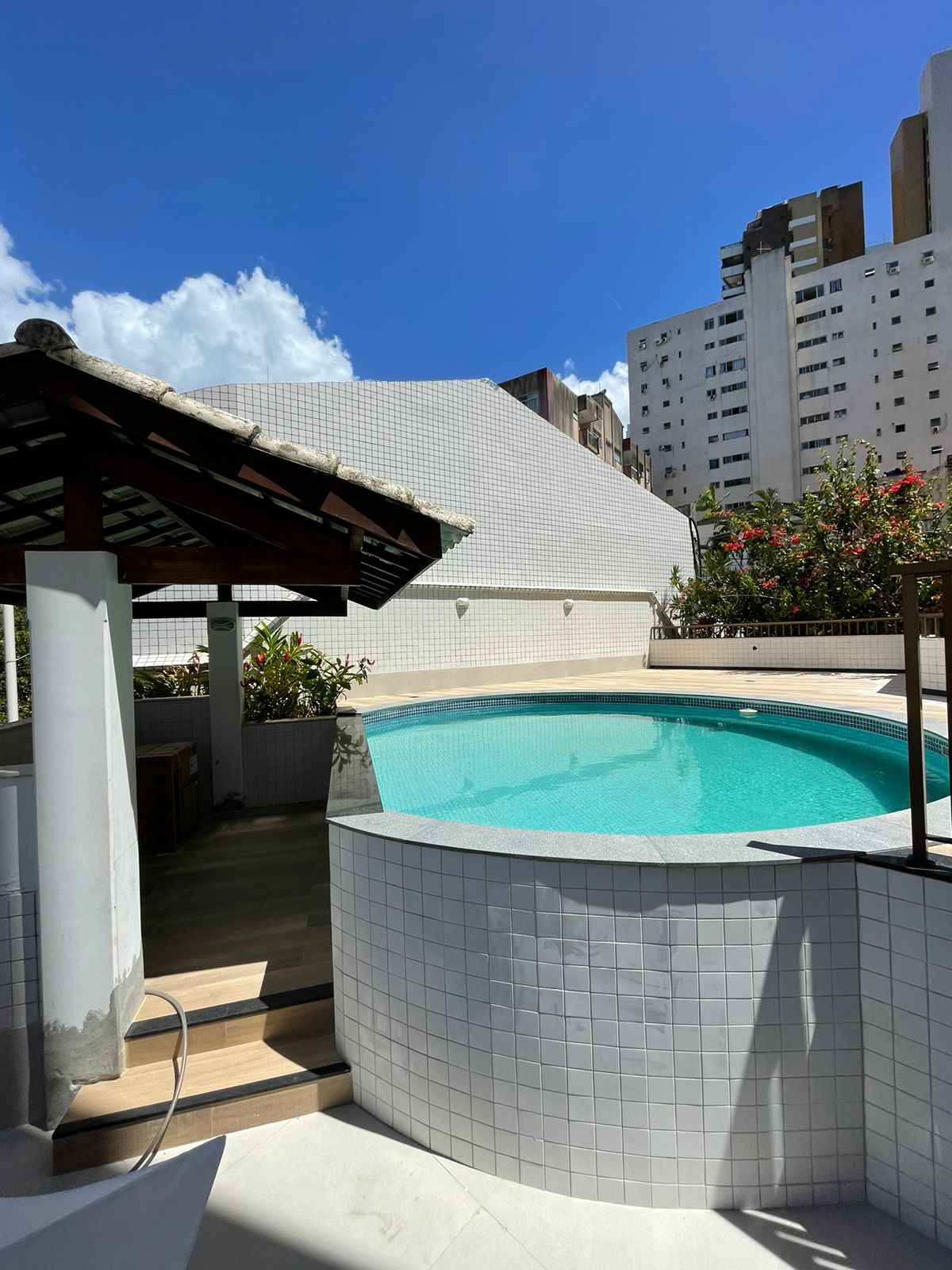 APARTAMENTO 2 QUARTOS SU&Iacute;TE 2 VARANDAS 2 GARAGENS PISCINA ELEVADOR &Agrave; VENDA NA GRA&Ccedil;A! Rua Santa Rita de Cássia Salvador - 