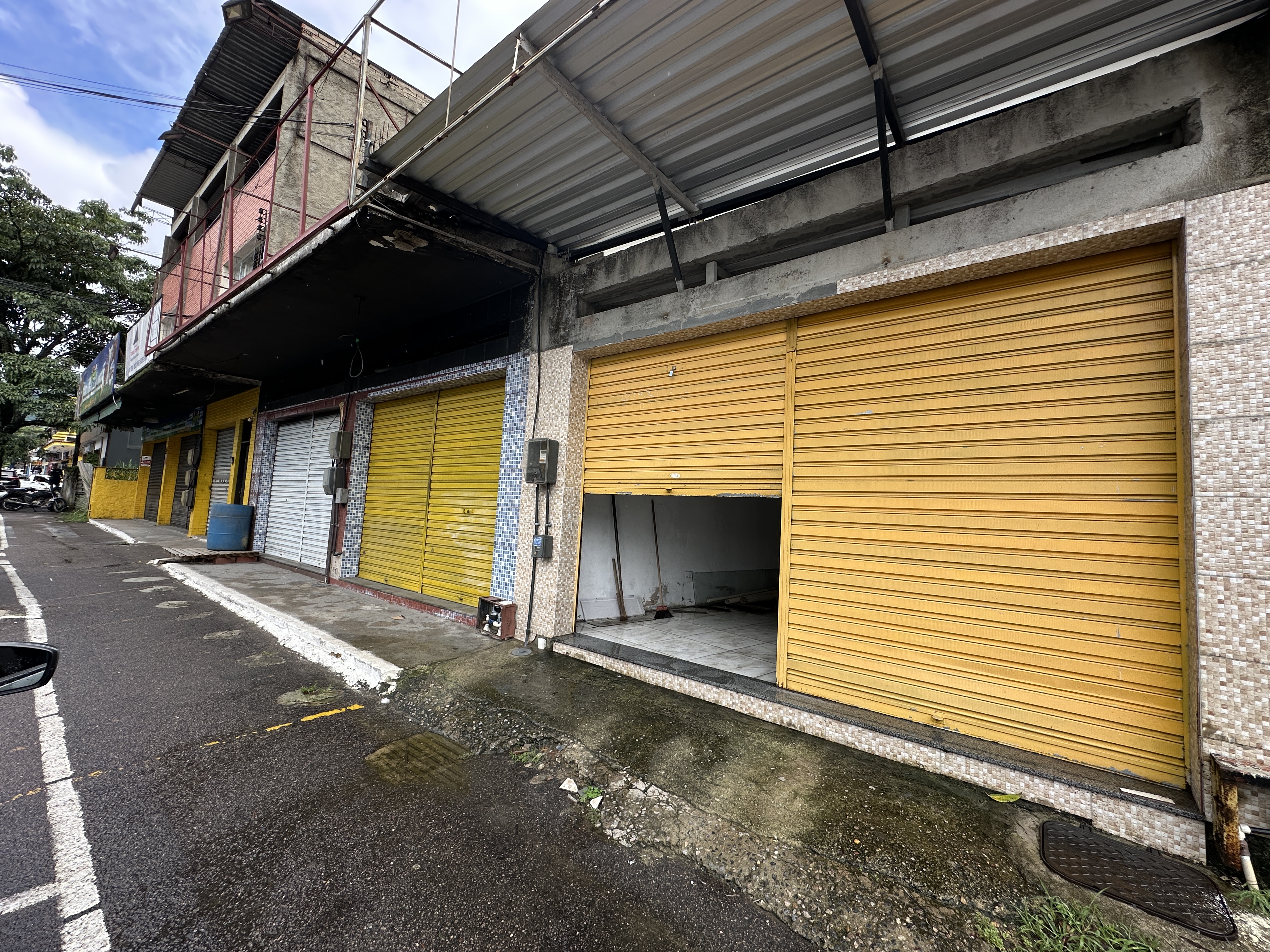 Loja comercial com 252 m&sup2;, localizada na Avenida Deus de Deus, principal via de Guapimirim Avenida Dedo de Deus Guapimirim - 