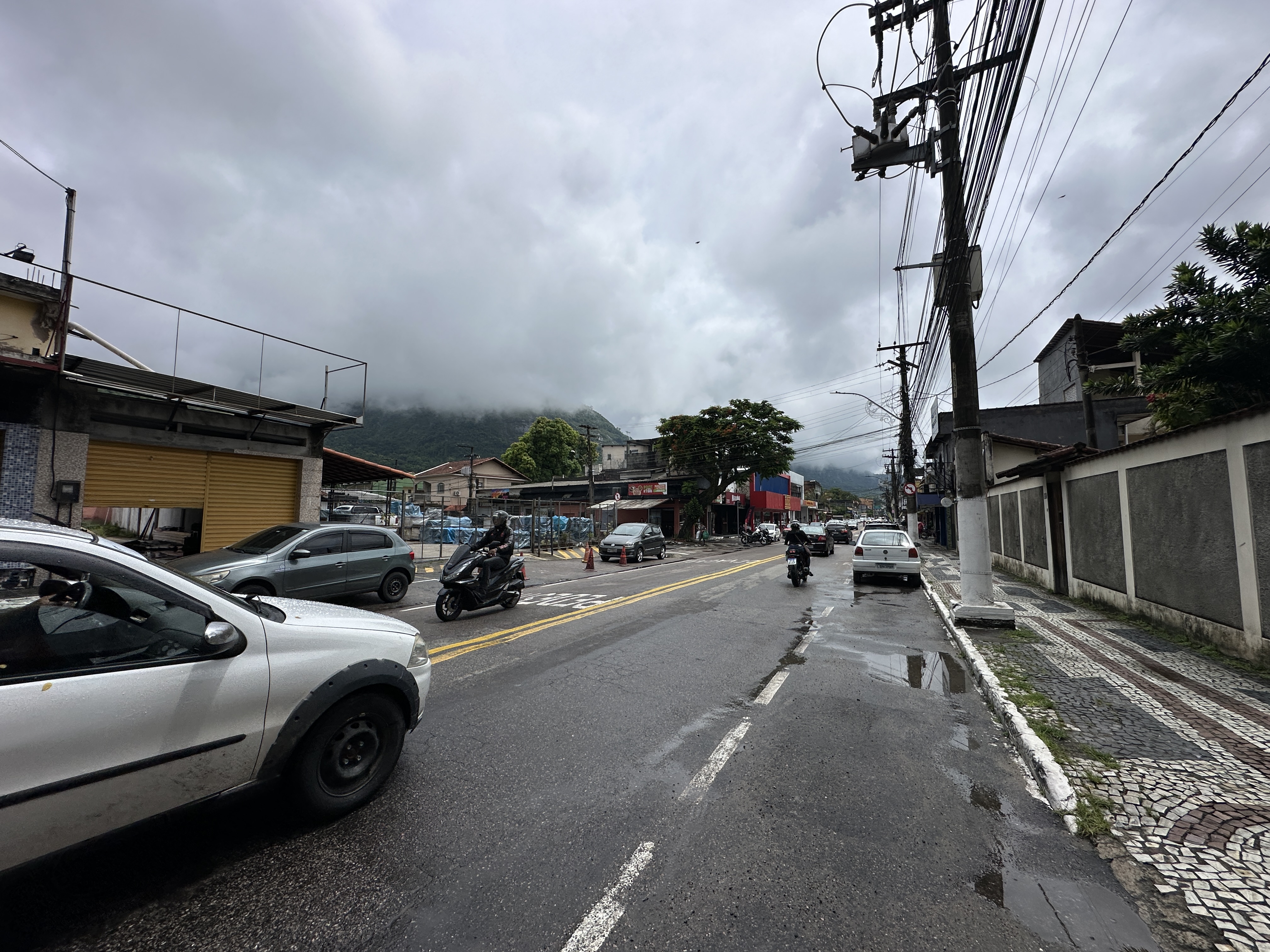 Loja comercial com 252 m&sup2;, localizada na Avenida Deus de Deus, principal via de Guapimirim Avenida Dedo de Deus Guapimirim - 