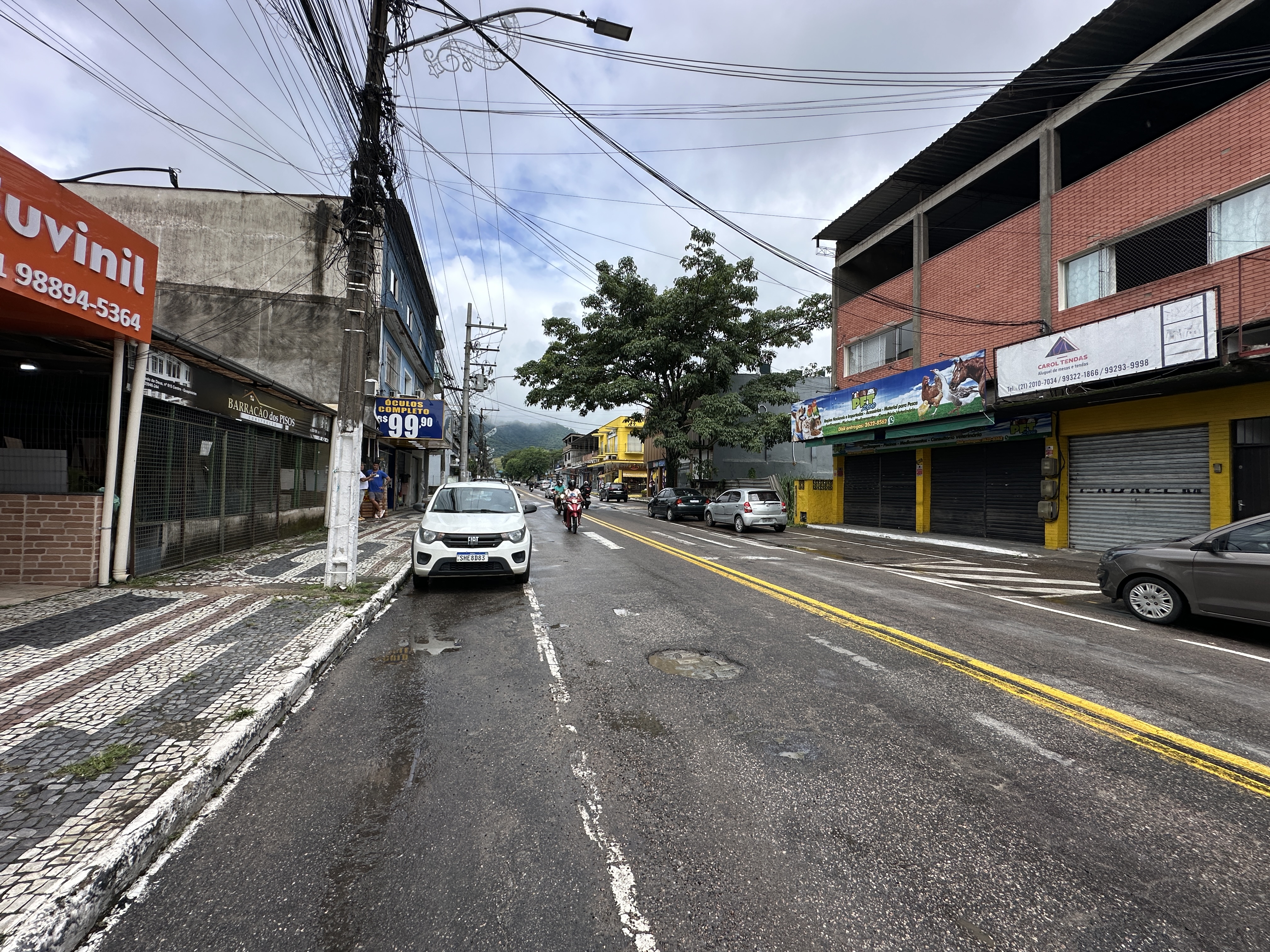 Loja comercial com 252 m&sup2;, localizada na Avenida Deus de Deus, principal via de Guapimirim Avenida Dedo de Deus Guapimirim - 