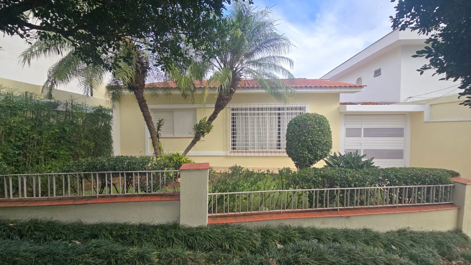 Bel&iacute;ssima casa a venda em bairro tranquilo no Morumbi Rua Professor Egas Moniz - - 