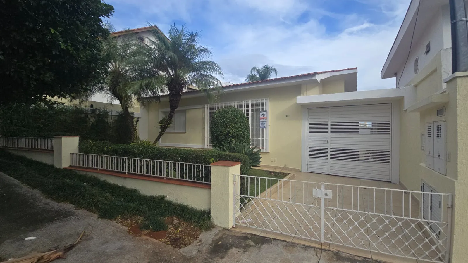 Bel&iacute;ssima casa a venda em bairro tranquilo no Morumbi Rua Professor Egas Moniz - - 