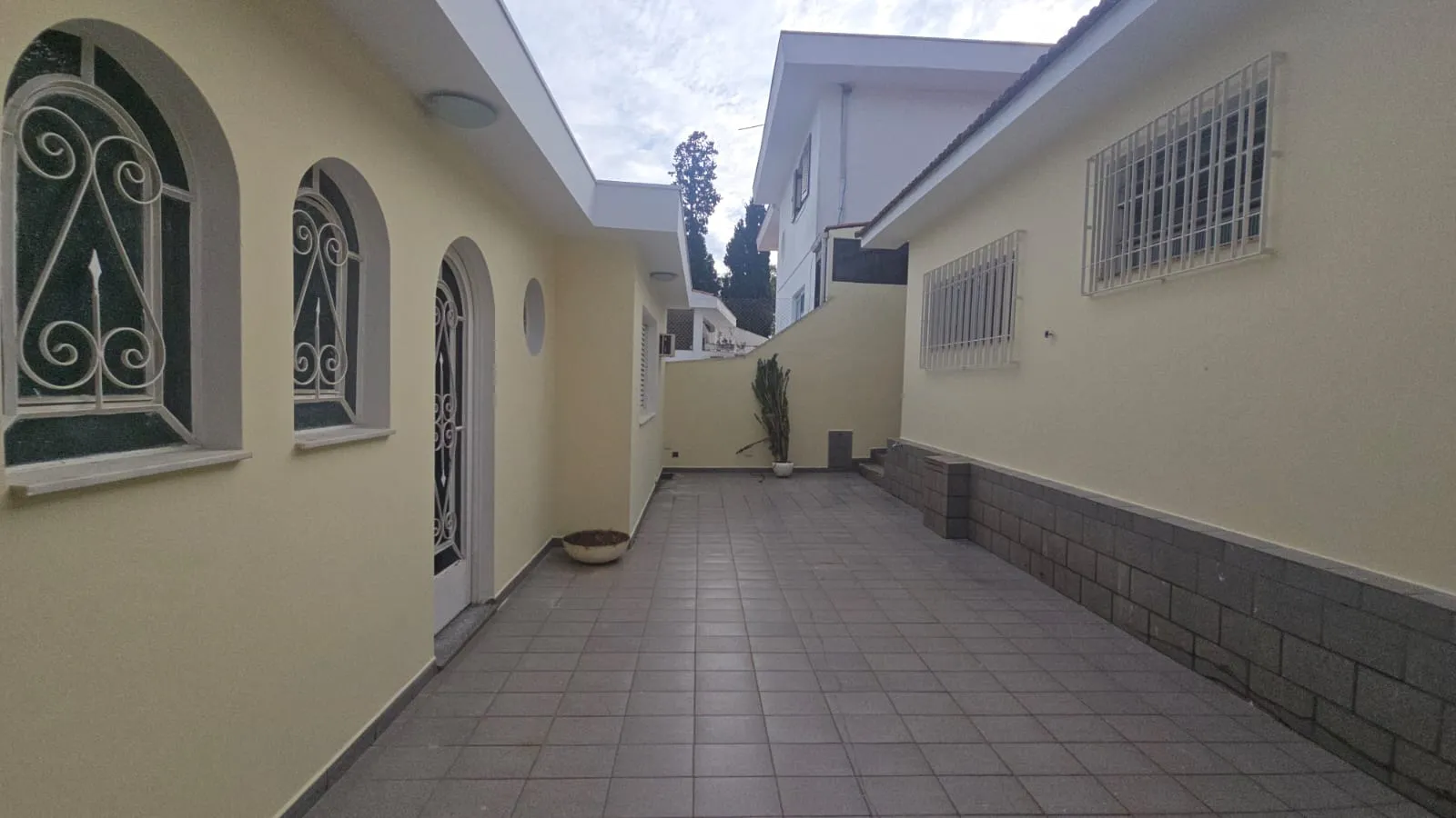 Bel&iacute;ssima casa a venda em bairro tranquilo no Morumbi Rua Professor Egas Moniz - - 
