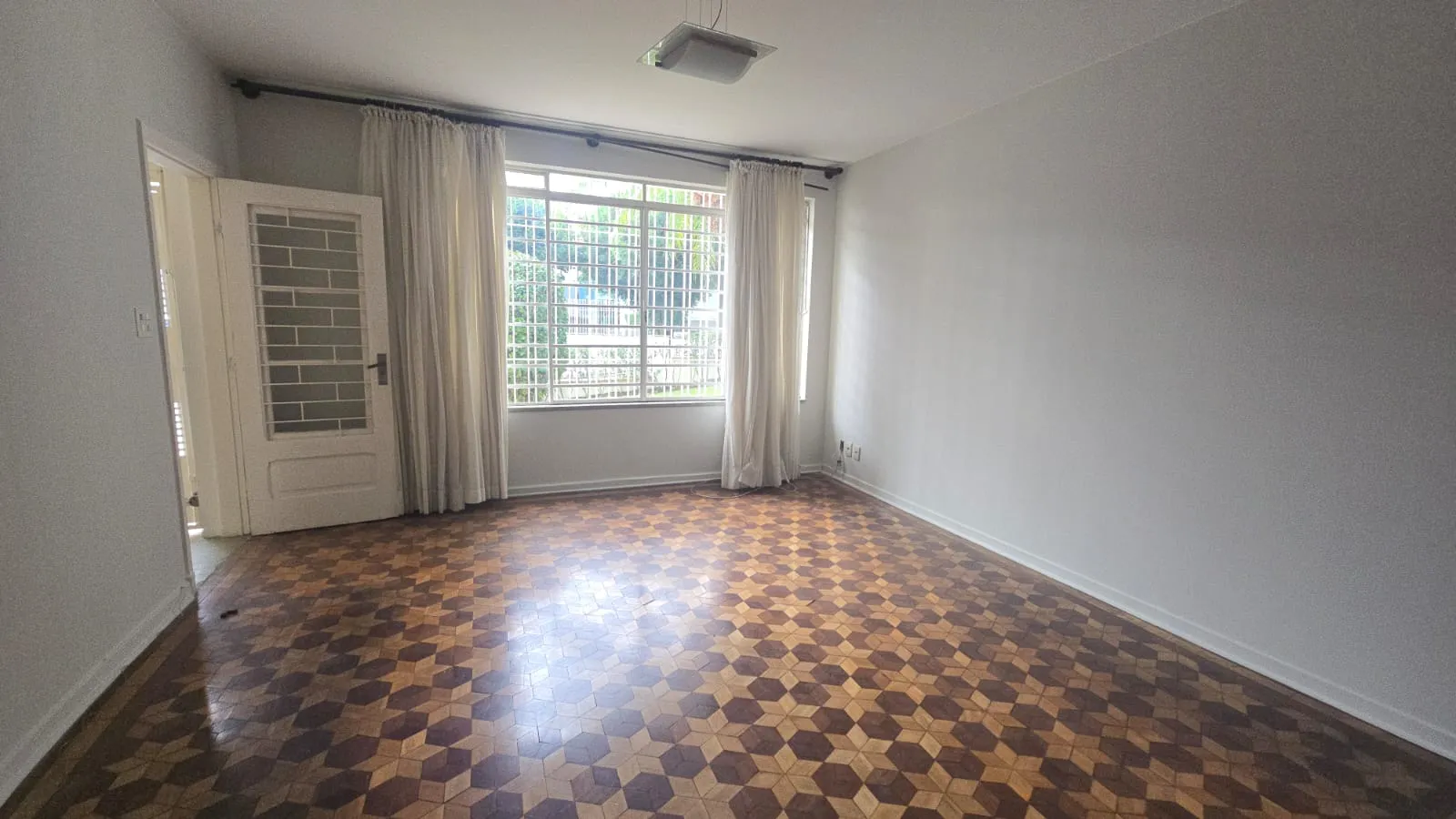 Bel&iacute;ssima casa a venda em bairro tranquilo no Morumbi Rua Professor Egas Moniz - - 