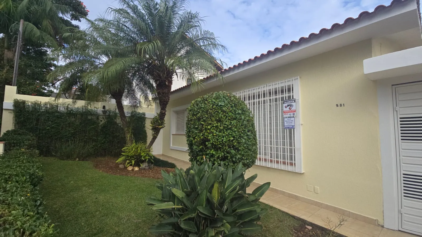Bel&iacute;ssima casa a venda em bairro tranquilo no Morumbi Rua Professor Egas Moniz - - 
